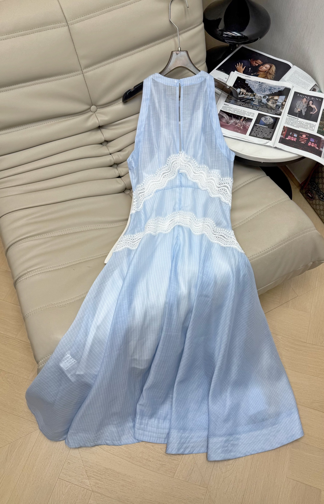 💙2026春夏新款连衣裙，浅蓝+白色蕾丝拼接，法式优雅感满满。无袖挂脖设计，竖条纹修饰身形，蕾丝花边超有