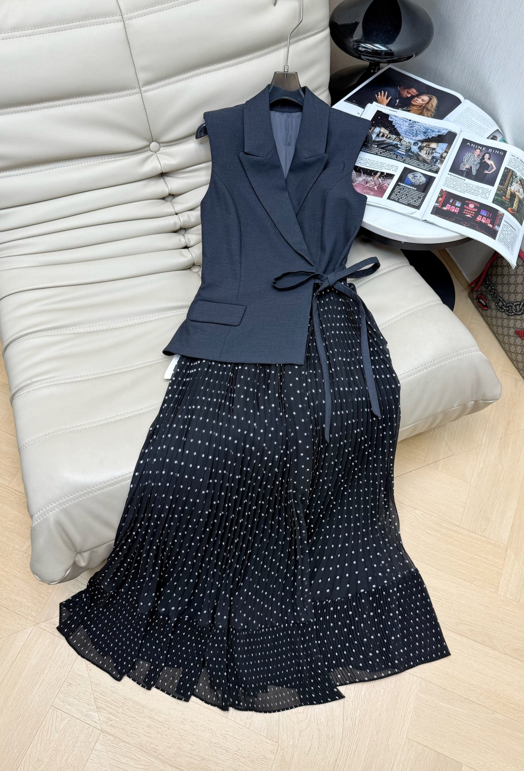 NO:800434,The same dress as Liu Shishi from the 2026 spring and summer series. Black sleeveless suit vest and polka dot skirt, simple and neat, elegant and retro. The vest is crisply cut, the belt is adjustable, and it can easily outline the waistline. The polka dot skirt is light and elegant, and the classic polka dots have a super French atmosphere. It can be easily controlled for commuting, dating, and formal occasions. It has both femininity and strength, fashionable and practical!  SML M,,skirts,business suit,198609092026春夏系列刘诗诗同款连衣裙 黑色无袖西装马甲拼接波点半身裙,简约利落,优雅复古.马甲挺括剪裁,腰带可调节,轻松勾勒腰线 波点半裙轻盈飘逸,经典波点超有法式氛围感.通勤、约会、正式场合都能轻松驾驭,柔美与力量兼具,时髦又实用！ SML M,,skirts,business suit,,Women's clothing