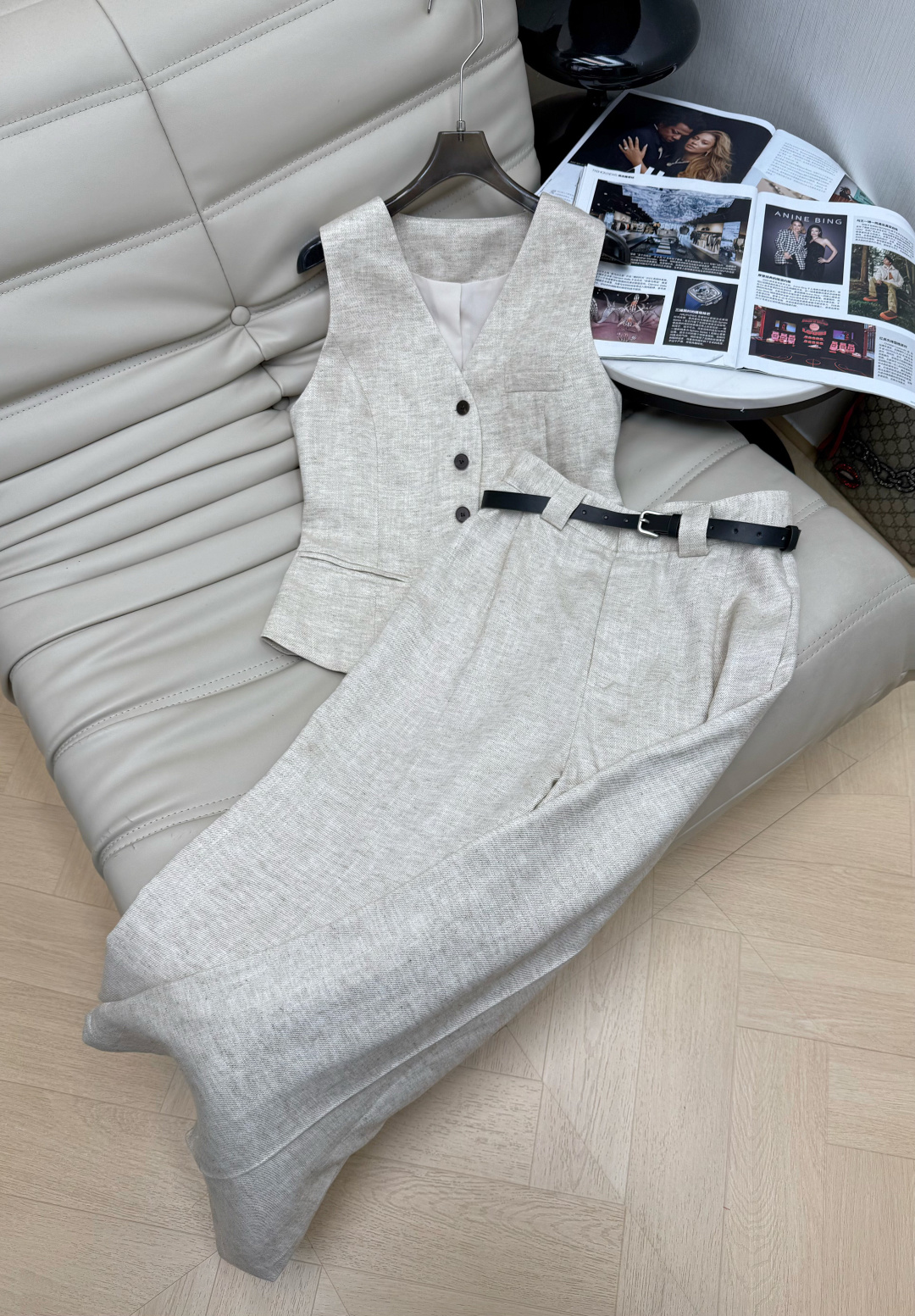 NO:800964,2620's latest suit, made of linen material with gold thread, full of high-end feel, perfect texture vest + high-waisted wide-leg pants, simple and stylish, three-dimensional cutting classic version, the upper body is slimming, versatile temperament, perfect workmanship quality, look at the details!  Two-color SML,,198609092620最新款套装 亚麻材质带金丝线 高级感拉满 质感满分马甲+高腰阔腿裤 简约又有型 立体裁剪经典版型上身巨显瘦 气质百搭完美做工品质看细节！二色SML,,,Women's clothing