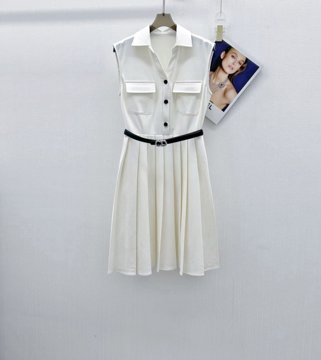 NO:801401,2026 new elegant style lapel sleeveless pleated dress. The small lapel V-neck design fits the curve of the neck, showing gentle beauty. The pleats at the skirt add layers to the clothing. The retro and modern style adds a touch of sweetness. The sleeveless design visually comes with right-angled shoulders, which perfectly exposes the graceful shoulder lines of girls. It has a soft yet skinny style. 2 color codes SML,,skirts,198609092026新款优雅气质翻领无袖百褶连衣裙,小翻领V领设计贴合颈部曲线,展现温婉之美,裙摆处的百褶增添服装层次,复古又现代增加了一丝甜美感,无袖设计,视觉上自带直角肩,把女生优美的肩部线条展露的更完美,有着柔软中带着骨感的风格.2色码数SML,,skirts,,Women's clothing