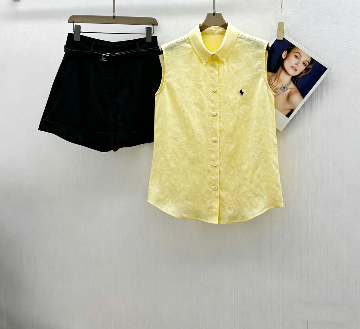 NO:801405,Tops and trousers are highly recommended for 2026. Two-piece sleeveless lapel top and shorts set, linen fabric, a must-have for summer, fresh and artistic style, fashionable and casual, a must-have for temperamental women. Detailed workmanship (can be matched separately) 3 colors SML,, shorts,19860909上衣 裤子强烈推荐2026新款 无袖翻领上衣短裤两件套, 亚麻面料,夏季穿搭必备 , 小清新文艺范儿 时尚休闲 气质女人必入 做工看细节（可分开搭配）3色 SML,,shorts,,Women's clothing