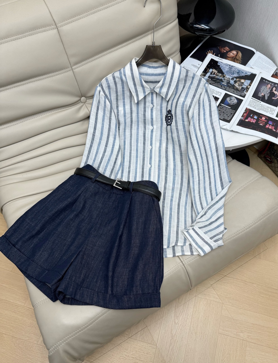NO:802649,Tops and trousers p 26Ss latest shirt high-waist belted trousers are made of natural linen material with blue and white stripes + chest embroidery, simple and detailed, loose version, super friendly to the figure. The embroidery pattern is exquisite, full of British style~ Pair it with shorts or jeans, casual and fashionable, old-money style, lazy and high-end!  SML,,shorts,jeans,shirts,19860909上衣裤子p 26Ss最新款衬衫高腰配腰带裤子采用天然亚麻材质蓝白条纹+胸前刺绣,简约又有细节感宽松版型,对身材超友好 刺绣图案精致,英伦风满满～搭配短裤或牛仔裤,随性又时髦,老钱风慵懒高级感！SML,,shorts,jeans,shirts,,Women's clothing