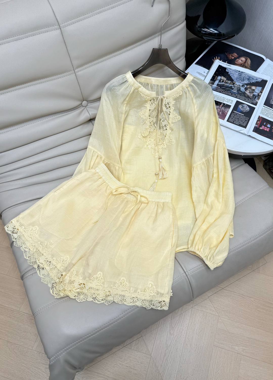 NO:803218,Exclusive real shots of 26 new models, elegant V-neck heavy-duty hollow embroidered shirt, high-waisted shorts suit, original customized splicing embroidery, retro elegant design with shorts of the same color, fashionable and elegant, perfect tailoring, beautiful upper body!  Fairy and elegant white and rich beauty must-have item!  Quality depends on the details!  Three colors SML M,,shorts,shirts,19860909独家实拍 26新款 气质V领重工镂空绣花衬衫高腰短裤 套装 原版定制拼接刺绣 复古优雅风设计搭配同色系短裤 时尚优雅,完美剪裁上身美的不要不要的！仙气优雅的白富美必备单品！品质看细节！三色SML M,,shorts,shirts,,Women's clothing