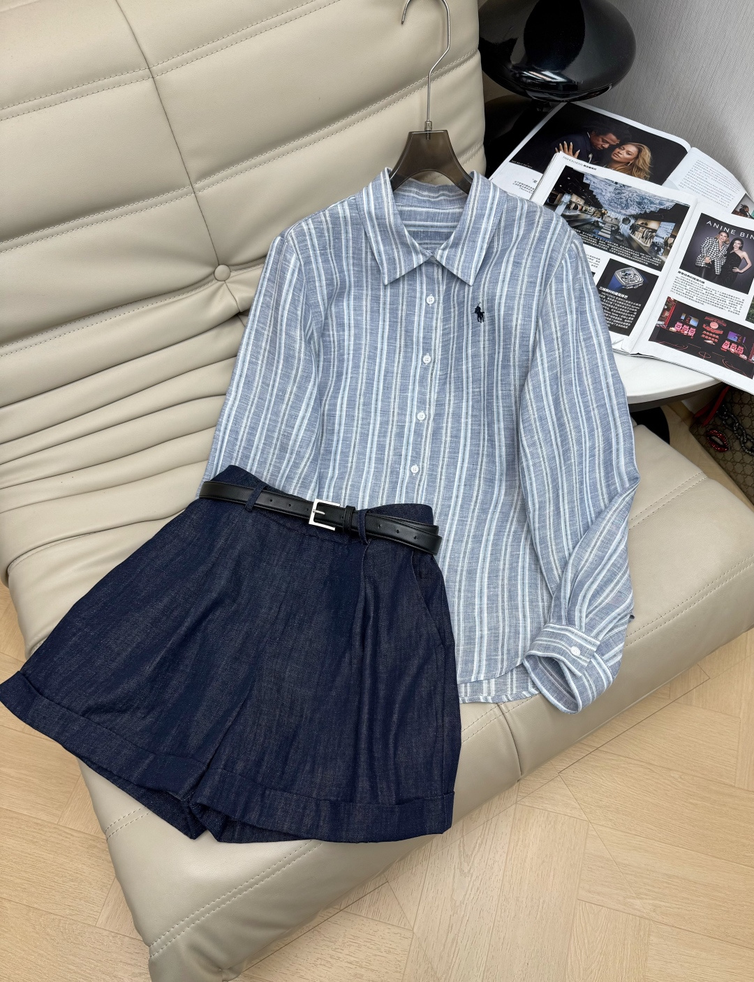 NO:803207,Tops and pants p 26Ss linen striped shirt with white main tone + pinstripes, simple and textured. The linen material is breathable and comfortable, and the pleated texture has a lazy atmosphere. Classic lapels + pony embroidery, perfect details, easy to control for commuting and leisure. The loose version is slim and versatile. Paired with high linen shorts, it is minimalist, advanced and good-looking. Two colors are recommended, SML, shorts, shirts,19860909上衣 裤子p 26Ss亚麻条纹衬衫白色主调+细条纹,简约又有质感.亚麻材质透气舒适 褶皱肌理自带慵懒氛围感.经典翻领+小马刺绣,细节满分,通勤休闲都能轻松驾驭.宽松版型显瘦又百搭 搭配高麻短裤极简高级又好看 两色推荐SML,,shorts,shirts,,Women's clothing