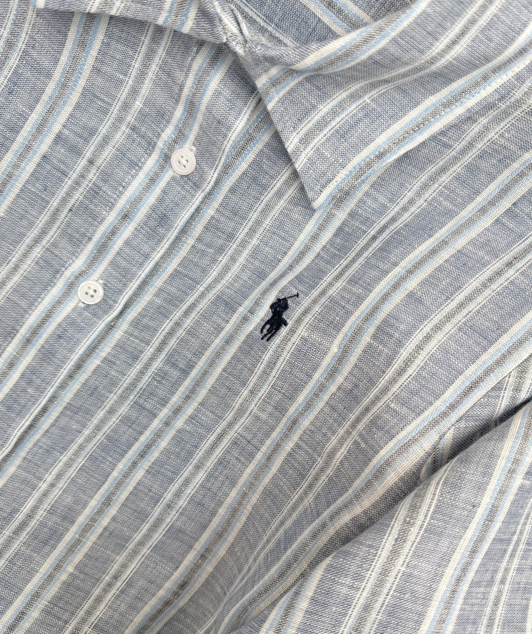 26Ss亚麻条纹衬衫白色主调+细条纹，简约又有质感。亚麻材质透气舒适 褶皱肌理自带慵懒氛围感。经典翻领+