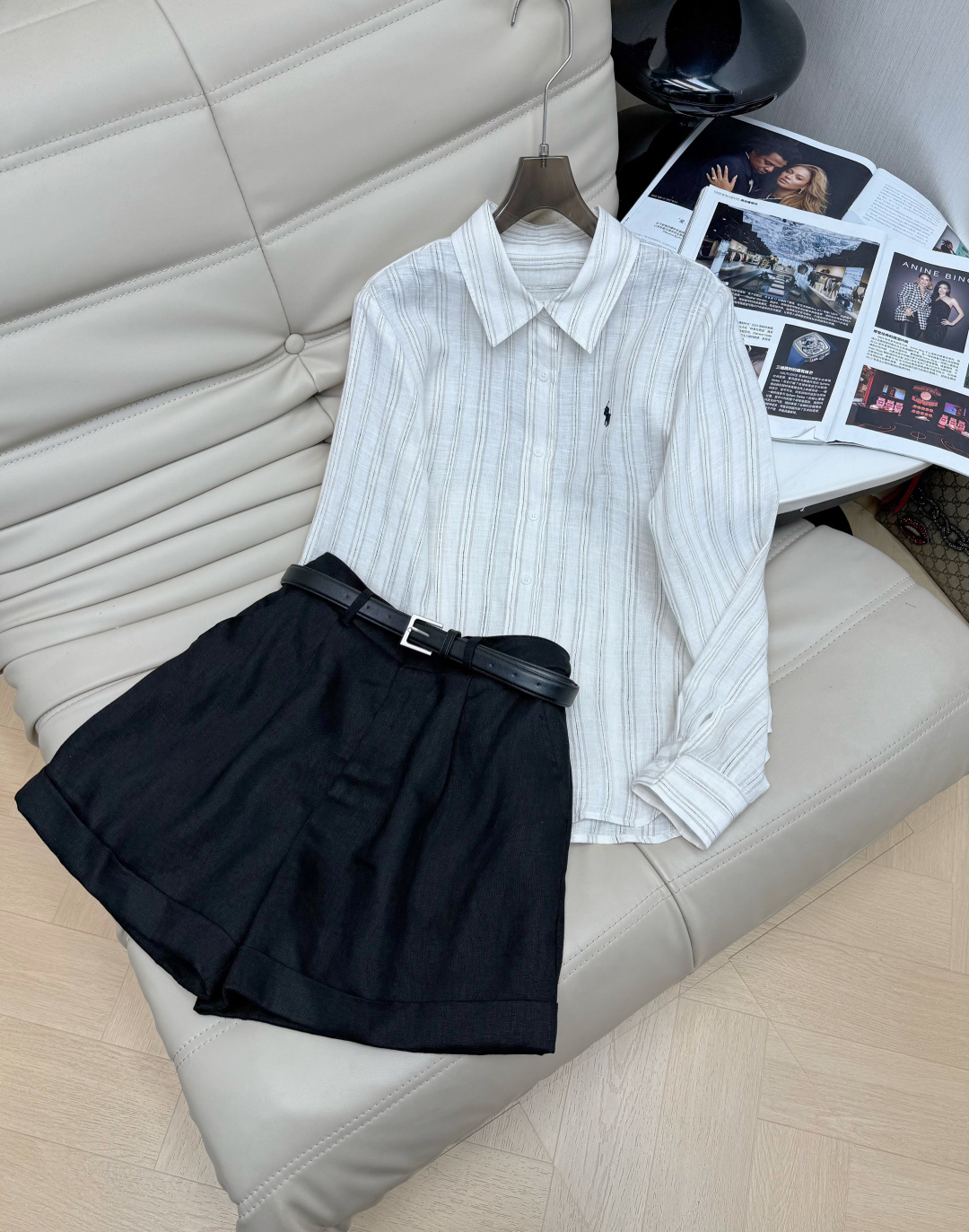 NO:803204,Top, pants, 26Ss linen striped shirt, white main tone + pinstripes, simple and textured. The linen material is breathable and comfortable, and the pleated texture has a lazy atmosphere. Classic lapels + pony embroidery, perfect details, easy to control for commuting and leisure. The loose version is slim and versatile. Paired with high linen shorts, it is minimalist, advanced and good-looking. Two colors are recommended, SML, shorts, shirts,19860909上衣 裤子26Ss亚麻条纹衬衫白色主调+细条纹,简约又有质感.亚麻材质透气舒适 褶皱肌理自带慵懒氛围感.经典翻领+小马刺绣,细节满分,通勤休闲都能轻松驾驭.宽松版型显瘦又百搭 搭配高麻短裤极简高级又好看 两色推荐SML,,shorts,shirts,,Women's clothing