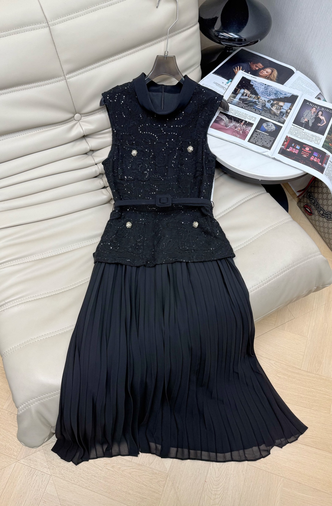 NO:803214,2026 new style sleeveless round neck fake two-piece dress. The fabric has fine sequins and is super textured. It is highly recommended for commuting or daily shopping. It can be fashionable and elegant for age reduction. The tailoring and splicing to slim the waist. The pleated design on the hem makes you look slimmer. Full of details. The belted version hides the flesh and makes you look slimmer. 2 colors, code number SML M,,skirts,198609092026新款 无袖圆领假两件连衣裙 面料带细闪亮片超级有质感 不管是通勤还是日常逛街都很推荐 可减龄时髦可优雅大气 修身收腰的剪裁拼接 下摆百褶设计显瘦 细节感满满 配上腰带版型藏肉显瘦 2色 码数SML M,,skirts,,Women's clothing