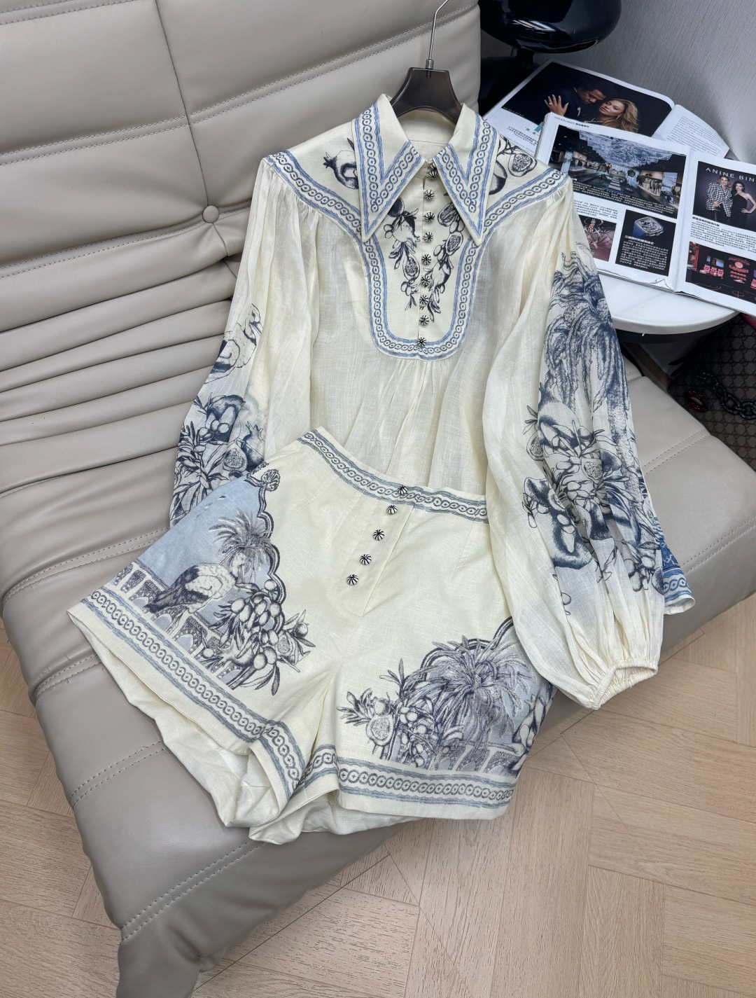 NO:803226,Tops and pants 26Ss blue and white porcelain print suit, separable P is made of linen, light and breathable blue and white print inspired by blue and white porcelain, romantic and retro, lantern sleeves + loose tailoring, comfortable and design. There are exquisite embroideries on the edges of shorts and shirts, perfect details, hand-painted printing + texture and environmental protection. Recommended 34-36-38,, shorts, shirts,19860909上衣 裤子26Ss青花瓷印花套装,可分开P采用亚麻,轻盈透气蓝白印花灵感来自青花瓷,浪漫复古,灯笼袖+宽松剪裁,舒适又有设计感 短裤和衬衫边缘有精致刺绣,细节满分,手绘印花+质感与环保兼得 推荐34-36-38,,shorts,shirts,,Women's clothing
