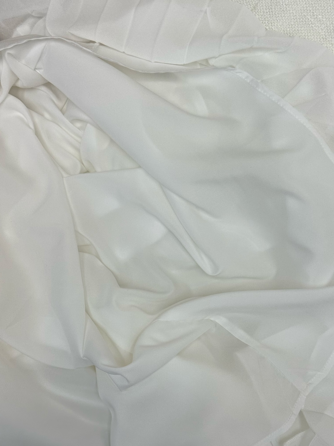 🆕26Ss白色连衣裙 小立领假两件百褶长裙，简约优雅又有细节感 定制面料质感特别好 腰带收腰显身材；长裙