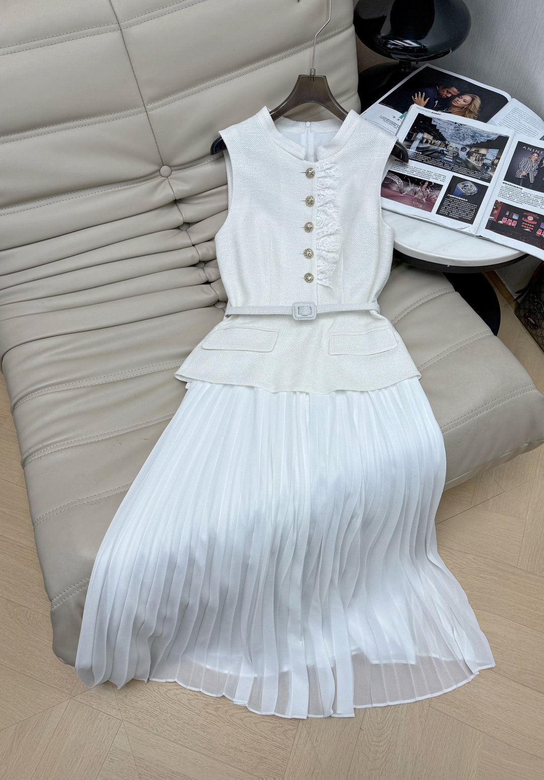 NO:803868,26Ss white dress, two pleated long skirts with small stand-up collar, simple, elegant and detailed. The custom-made fabrics have a particularly good texture. The belt tightens the waist to show the figure; the long skirt is made of drapey fabric, which brings an elegant atmosphere when walking ~ can be easily used for commuting, parties and formal occasions. The sense of luxury is full of two-color SML M,,skirts,1986090926Ss白色连衣裙 小立领假两件百褶长裙,简约优雅又有细节感 定制面料质感特别好 腰带收腰显身材；长裙垂感面料,走路自带飘逸氛围感～通勤、聚会 正式场合都能轻松驾驭 高级感拉满两色SML M,,skirts,,Women's clothing