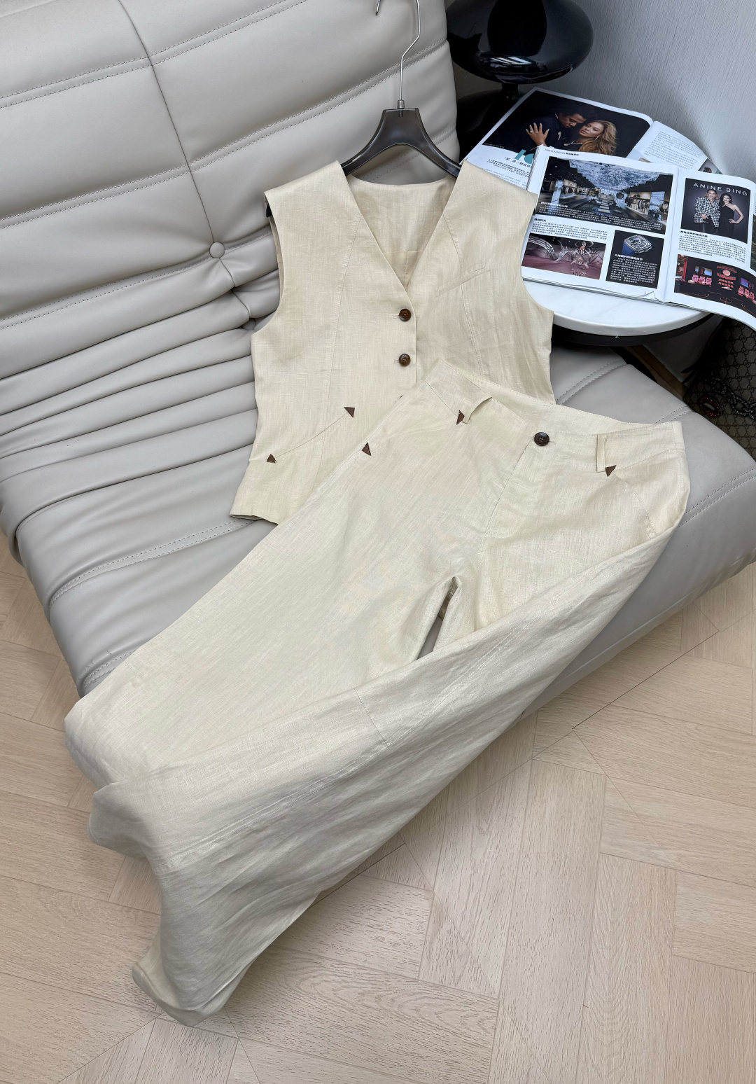 NO:803876,Vest Pants 26S new linen vest wide-leg pants are made of linen material, breathable and moisture-absorbent, super comfortable to wear in summer!  The vest has a V-neck + retro buttons, which is simple and detailed. The wide-leg pants are high-waisted and straight, with good drape. The linen has natural pleats that modify the shape of the legs. It has a lazy atmosphere and is highly recommended.19860909马甲裤子 26S新款亚麻马甲阔腿裤 采用亚麻材质,透气又吸湿 夏天穿超舒服！马甲是V领+复古纽扣,简约又有细节感,阔腿裤高腰直筒,垂感好,修饰腿型亚麻自带自然褶皱,慵懒氛围感拉满推荐,,,Women's clothing