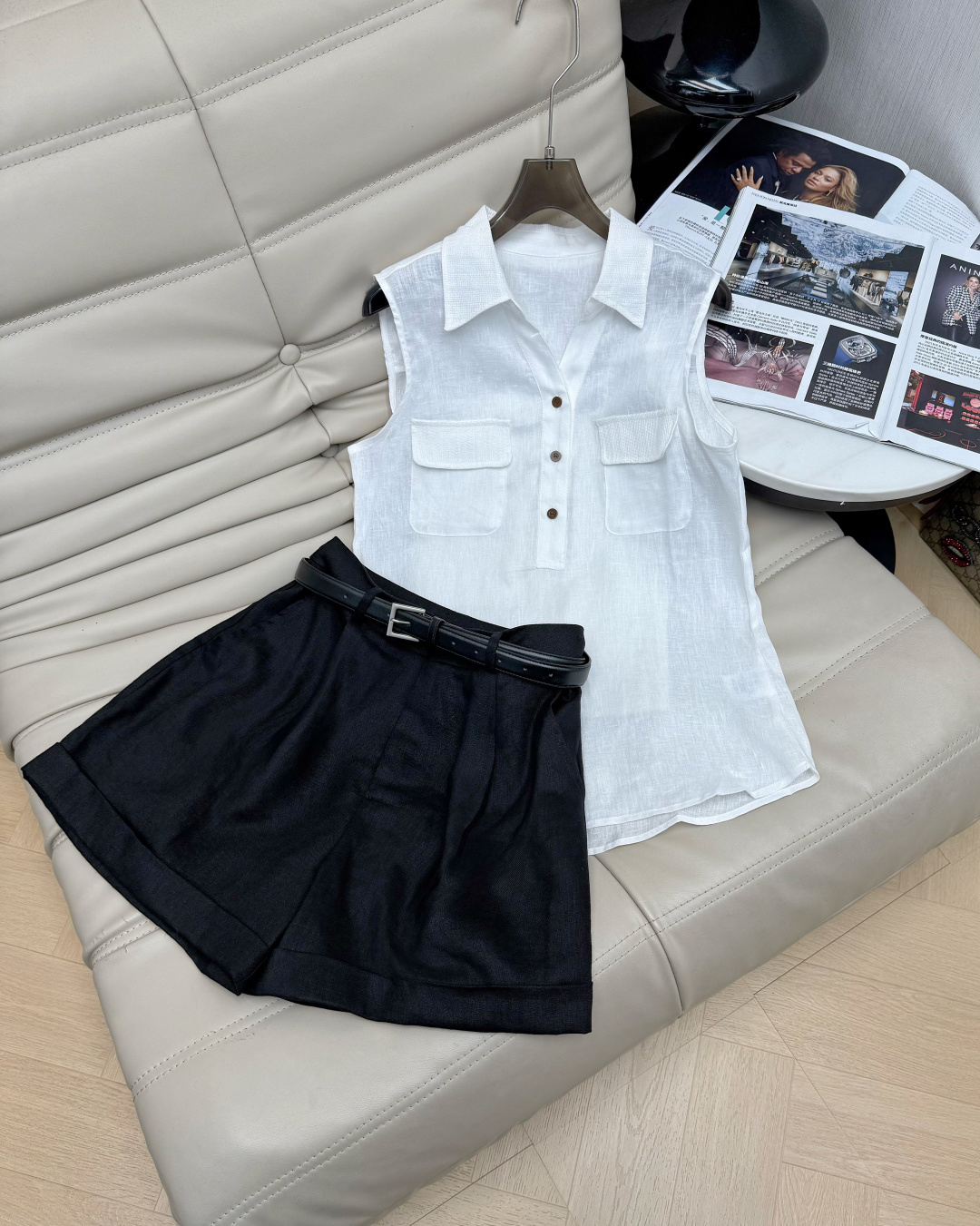 NO:804927,Tops and pants, new linen sleeveless white tops, made of linen, with lapel + double pocket design. The collar and pockets are designed to match each other, simple and detailed. The sleeveless cut is refreshing and neat, commuting, and linen has natural wrinkles, casual and lazy, paired with high-waisted shorts or wide-leg pants, you can easily get a relaxed feeling in summer~,,shorts,19860909上衣裤子新款亚麻无袖白上衣亚麻材质,翻领+双口袋设计 领子跟口袋都做了相呼应打揽设计 简约又有细节感.无袖剪裁清爽利落,通勤、亚麻自带自然褶皱,随性慵懒,搭配高腰短裤或阔腿裤,轻松get夏日松弛感穿搭～,,shorts,,Women's clothing