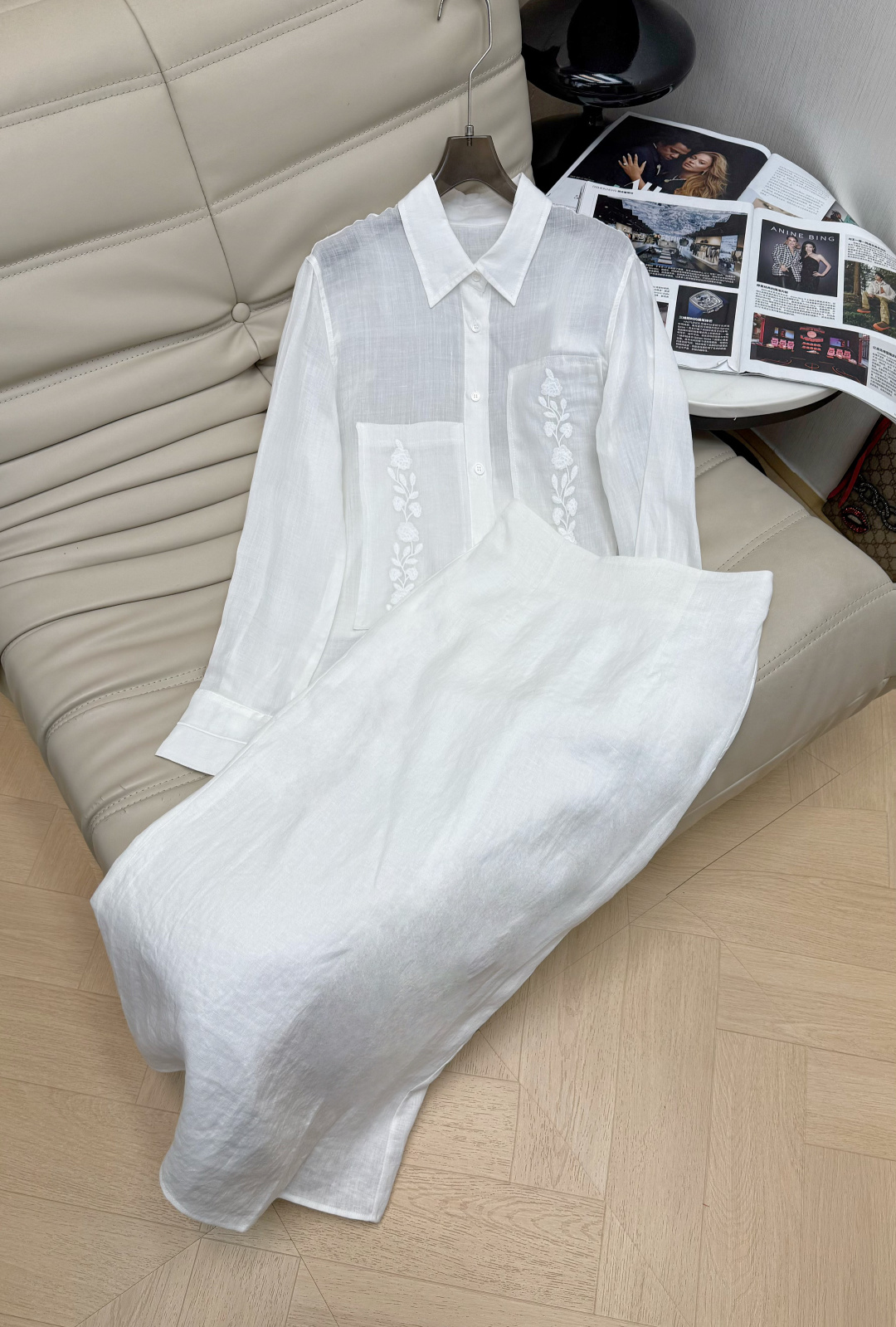 NO:805729,Top and skirt 26Ss new white shirt linen skirt is made of linen. It is light and breathable. The shirt is embellished with exquisite floral embroidery and has perfect details. Loose fit + lapel long sleeves. The skirt has a slit design at the back. It is convenient for walking and has a sense of design. It can be easily managed for commuting and leisure. It has a relaxed Korean style ~ the linen material is moisture-absorbent and breathable, and it is not stuffy in hot weather. A must-have for summer. Recommend SML, skirts, shirts,19860909上衣半裙 26Ss新款白衬衫亚麻半裙 采用亚麻 轻薄透气,衬衣精致花卉刺绣点缀,细节满分.宽松版型+翻领长袖 半裙后面开叉设计 走路方便又有设计感 通勤休闲都能轻松驾驭,韩系松弛感～亚麻材质吸湿透气,炎热天气也不闷 夏日必备 推荐SML,,skirts,shirts,,Women's clothing