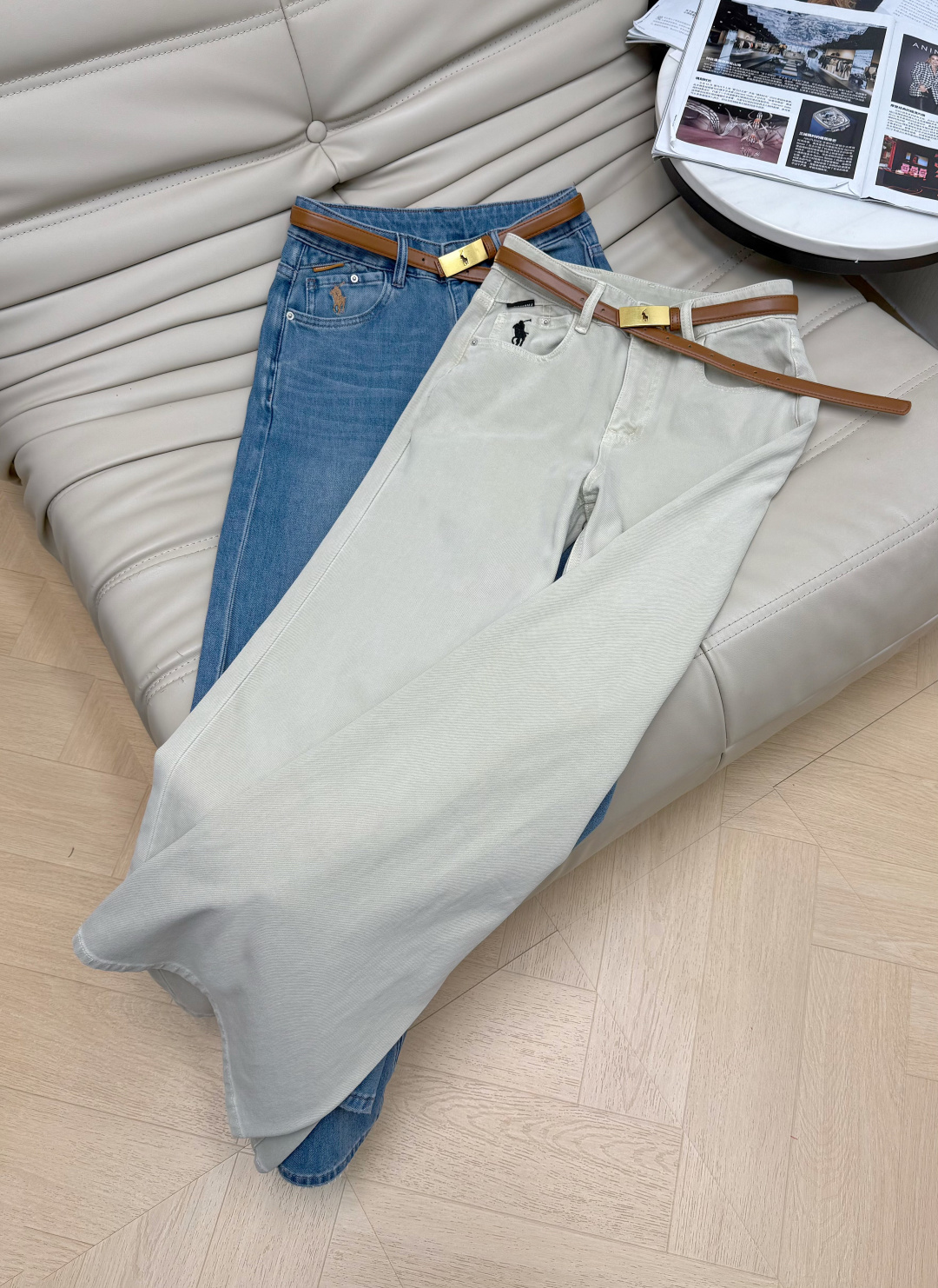 NO:806357,26Ss new jeans are made of classic washed denim, straight-leg and slightly spicy cut, front zipper + button design, double pockets on the back, wear-resistant and comfortable, super versatile for daily wear!  Paired with a brown belt and metal square buckle, it has a simple retro style and enhances the look. Whether paired with a shirt or a T-shirt, it can easily create a casual or commuting style, and it will look stylish no matter how you match it!  Two-color SML,,jeans,shirts,tees,t-shirt,1986090926Ss新款你牛仔裤采用经典水洗牛仔布 直筒微辣剪裁,正面拉链+纽扣设计 后侧双口袋,耐磨又舒适,日常穿搭超百搭！搭配棕色皮带,金属方形扣头,简约复古风,提升造型感.无论配衬衫还是T恤,都能轻松打造休闲或通勤风,怎么搭都很有型！两色SML,,jeans,shirts,tees，t-shirt,,Women's clothing