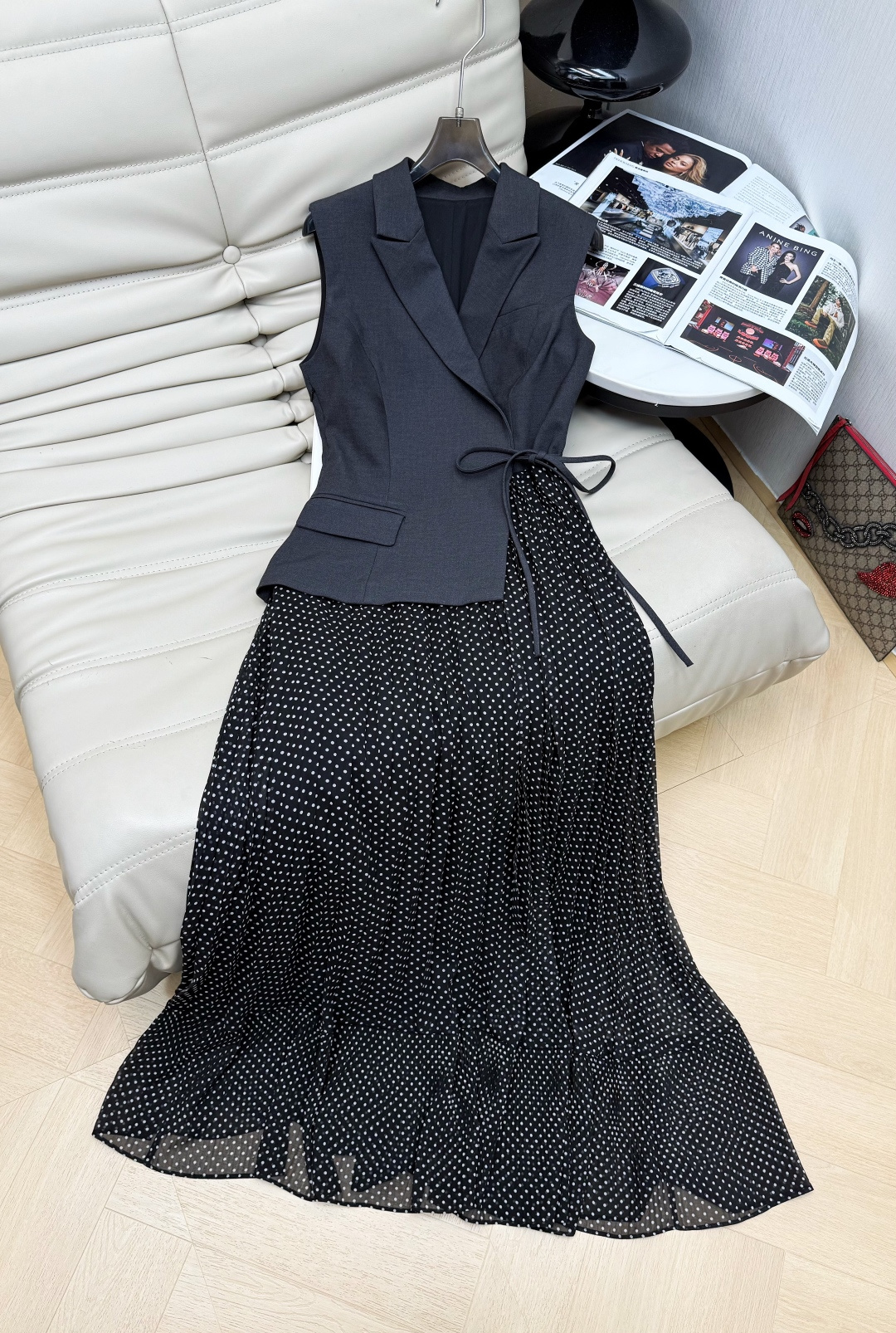 NO:806861,The same dress as Liu Shishi from the 2026 spring and summer series. Black sleeveless suit vest and polka dot skirt, simple and neat, elegant and retro. The vest is crisply cut, the belt is adjustable, and it can easily outline the waistline. The polka dot skirt is light and elegant, and the classic polka dots have a super French atmosphere. It can be easily controlled for commuting, dating, and formal occasions. It has both femininity and strength, fashionable and practical!  SML M,,skirts,business suit,198609092026春夏系列刘诗诗同款连衣裙 黑色无袖西装马甲拼接波点半身裙,简约利落,优雅复古.马甲挺括剪裁,腰带可调节,轻松勾勒腰线 波点半裙轻盈飘逸,经典波点超有法式氛围感.通勤、约会、正式场合都能轻松驾驭,柔美与力量兼具,时髦又实用！ SML M,,skirts,business suit,,Women's clothing