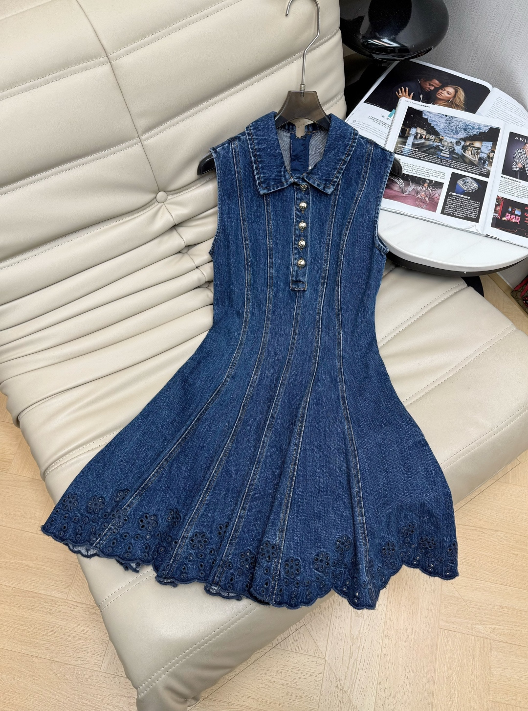 NO:806855,2026 spring and summer series sleeveless high version denim dress, the same style as Zhao Jinmai!  Classic lapels + golden breast buttons, exquisite details. A-line waistline, hollow lace at the skirt, fusion of denim and lace craftsmanship, sweet, cool and elegant. Washed denim, comfortable and durable, suitable for commuting, dating, and going out in spring and summer~ Light luxury niche designer brand, a must-have for fashionistas!  SML,,skirts,198609092026春夏系列无袖高版本牛仔连衣裙,赵今麦同款！经典翻领+金色排扣,细节精致.收腰A字版型,裙摆镂空蕾丝花边,融合丹宁与蕾丝工艺,甜酷优雅兼具.水洗牛仔布,舒适耐穿,春夏通勤、约会、出街都很适合～轻奢小众设计师品牌,时髦精必入！SML,,skirts,,Women's clothing