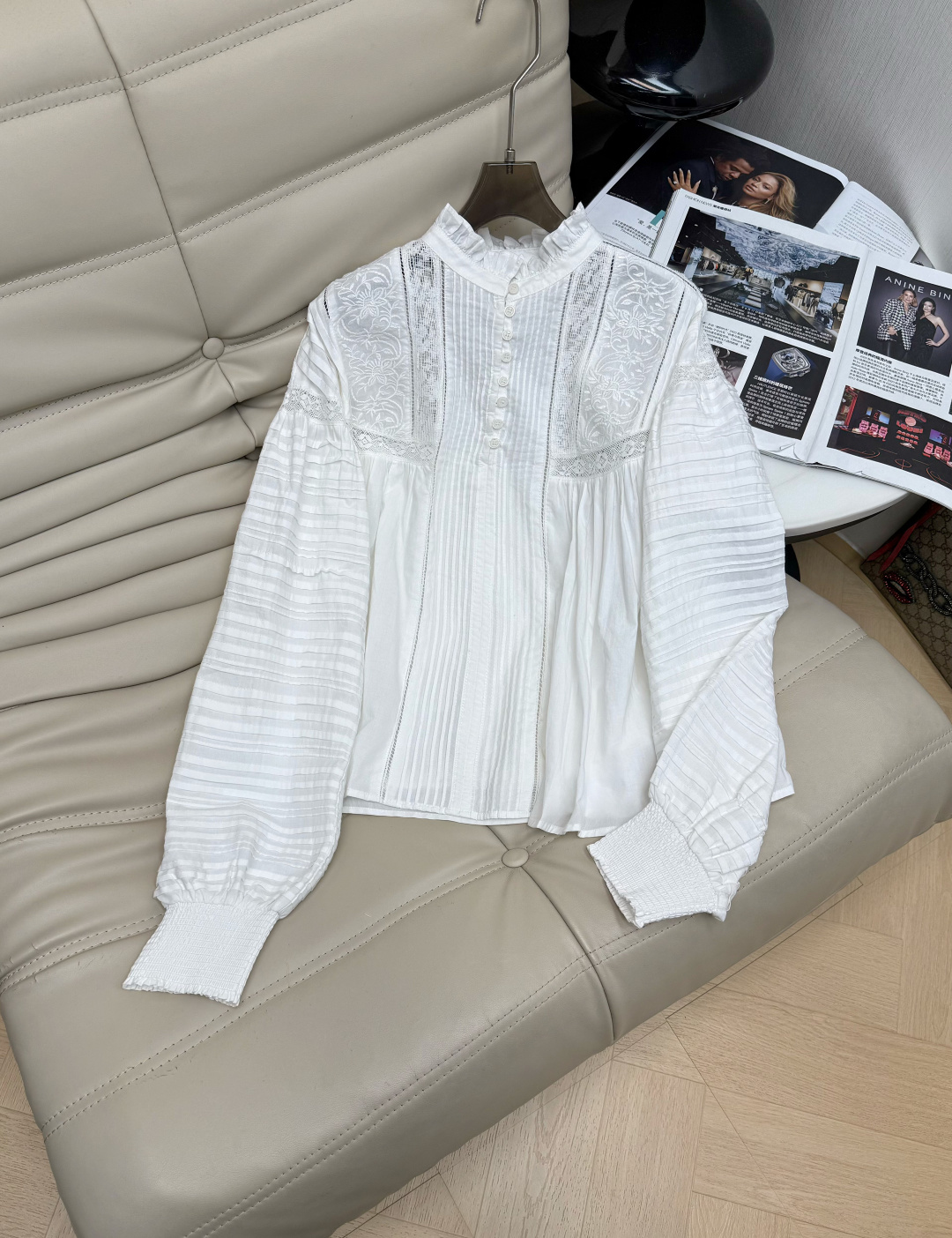 NO:806846,This French retro lace embroidery lining is made of light cotton fabric, with a fungus-edged stand-up collar and hollow embroidery, full of palace style. The tuck pleat technique makes the body rich in layers, and the loose fit gives a super lazy atmosphere, making it super comfortable to wear in spring and summer!  The elastic design of the cuffs is full of details. It is great to wear alone or layered with it. It can be easily used in daily life. It is a must-have and versatile item in the wardrobe. 34–36-38 M,,19860909这款法式复古蕾丝刺绣衬,采用轻薄棉质面料,木耳边立领+镂空刺绣,宫廷风满满.塔克褶打揽工艺让衣身层次丰富,宽松版型超显慵懒氛围,春夏穿超舒服！袖口松紧设计,细节感拉满,单穿或内搭都很出彩,日常都能轻松驾驭,是衣橱必备百搭单品34–36-38 M,,,Women's clothing