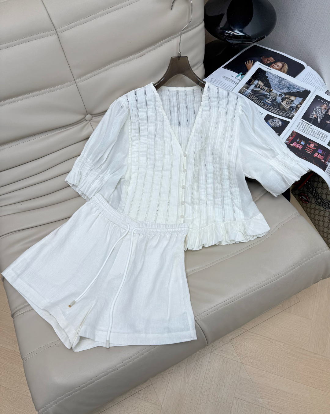 NO:807406,26SS Spring and Summer Series Puff Sleeve Shirt-style solid color design, light and breathable fabric, vertical pleat texture + puff sleeves, V-neck to modify the face shape, cover the flesh and look slimming, super friendly. Button placket, easy to put on and take off. Pair with denim skirt or high-waist pants, you can switch between lazy and sweet or retro style, a must-have for spring and summer outings!  Three colors 34-36-38,,skirts,shirts,1986090926SS春夏系列泡泡袖衬衫式纯色设计,轻薄透气面料,竖褶纹理+泡泡袖,V领修饰脸型,遮肉显瘦超友好.纽扣开襟 穿脱方便 搭配牛仔短裙或高腰裤,慵懒甜美or复古风随心切换,春夏出街必备！三色34-36-38,,skirts,shirts,,Women's clothing