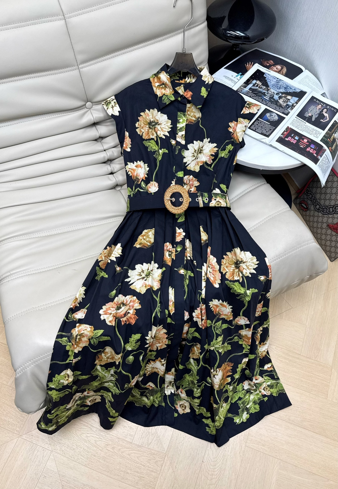 NO:807401,26Ss new dress, dark bottom with retro floral print, elegant and artistic. Thin pure cotton fabric + waist design, woven belt at the waist with super detailed sense, flattering the figure. The A-line skirt is just right in length, perfect for spring and summer, and can be easily worn in daily or formal occasions. The exquisite tailoring and unique print are really exciting!  Recommend SmMXL,,skirts,1986090926Ss新款连衣裙,深色底配复古花卉印花,优雅又有艺术感.纯棉轻薄面料+收腰设计,腰间编织腰带超有细节感,修饰身形 A字裙摆长度刚好,春夏穿超适合,无论日常还是正式场合都能轻松驾驭.精致剪裁和独特印花,真的让人心动！ 推荐SmMXL,,skirts,,Women's clothing