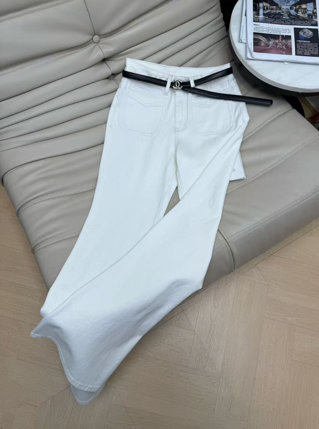 NO:808009,——26 new high-waisted straight jeans are made of high-end customized denim fabrics, which are very comfortable to wear, conventional design, and tolerant. The back label letters add visual charm, and the belt is more stylish. Size SMLXL,,jeans,19860909——26新款 高腰直筒牛仔裤 采用高端定制牛仔面料,穿起来非常舒适,常规设计,包容性好,后贴标字母增添视觉魅力,搭配腰带更加有型.码数SMLXL,,jeans,,Women's clothing
