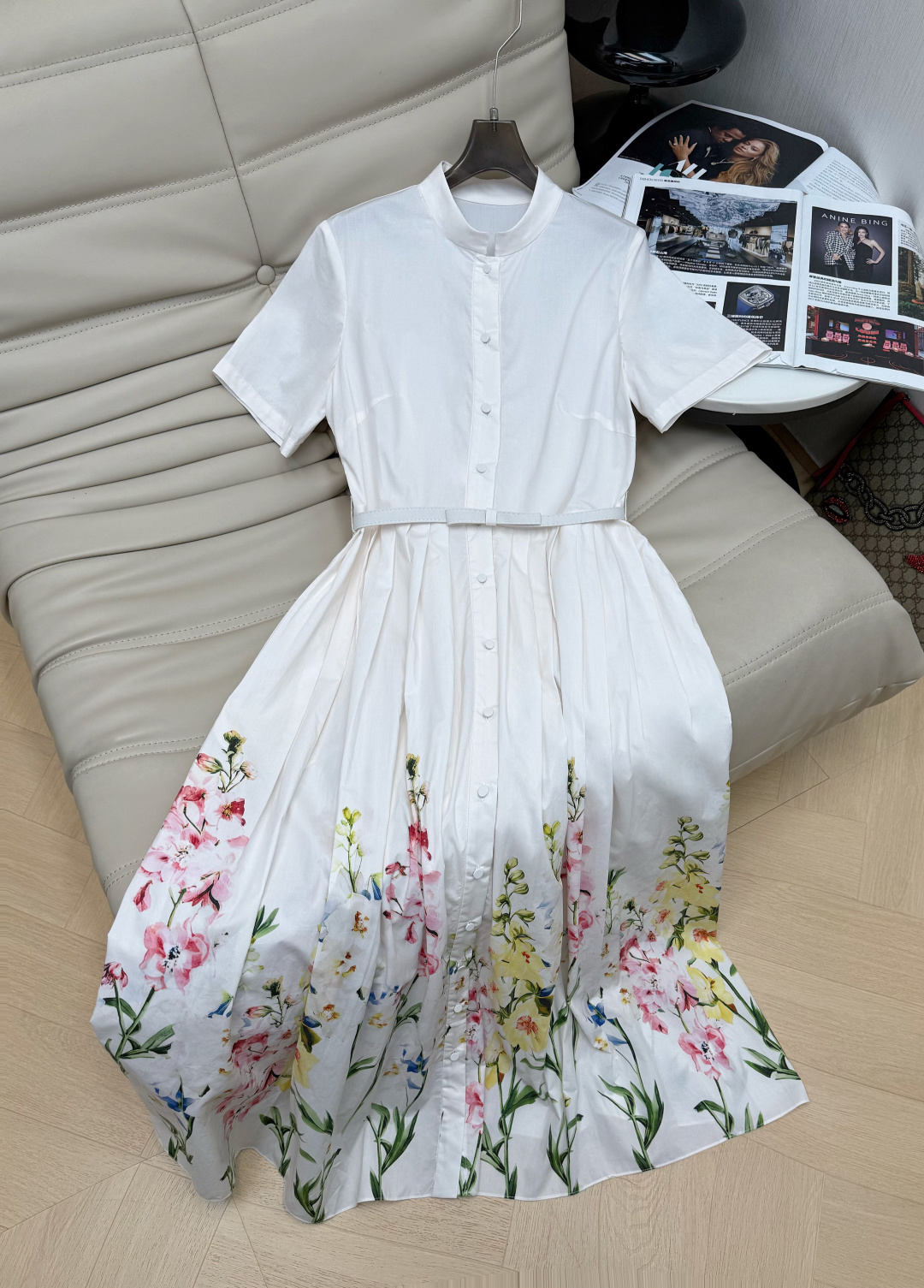 NO:808023,26SS new dress is made of pure cotton fabric. It is light and breathable. The main color is white + gradient floral, full of artistic retro feeling. The skirt printing is super artistic. The waist style + short sleeves and small stand-up collar are elegant and practical. The bit printing process makes the pattern more refined. Pair it with a straw hat or simple accessories to directly enhance the atmosphere!  SMLXL,,skirts,T-shirt,hats,1986090926SS新款连衣裙 采用纯棉面料 轻盈透气 白色主色+渐变碎花,文艺复古感满满,裙摆印花超有艺术气息 收腰版型+短袖小立领,优雅又实用,位印花工艺让图案更精致,搭配草帽或简约配饰,氛围感直接拉满！SMLXL,,skirts,T-shirt,hats,,Women's clothing