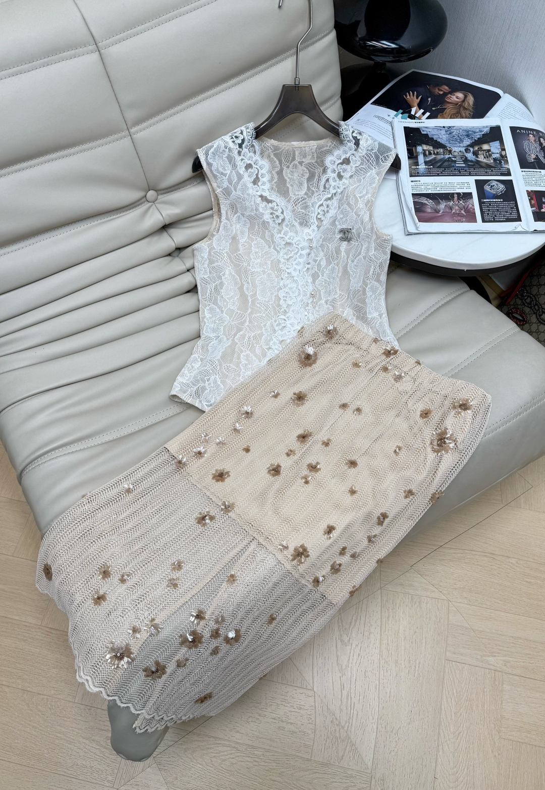 NO:808589,26Ss new suit. Small V-neck lace vest + embroidered skirt. Top with thin lace pattern and elegant design. Matched with exquisite small brooch. The skirt is made of soft fabric and embellished with three-dimensional flower embroidery. It is full of details, full of layers and fresh. It is soft, delicate and elegant, and it directly fills the atmosphere!  Recommend SML,,skirts,brooch,breastpin,1986090926Ss新款套装 小V领蕾丝马甲+刺绣半裙 上衣轻薄蕾丝花纹设计优雅 搭配精致小胸针 半裙柔软面料,点缀立体花朵刺绣 细节满满,层次感十足清新 柔美 精致优雅 氛围感直接拉满！推荐 SML,,skirts,brooch，breastpin,,Women's clothing