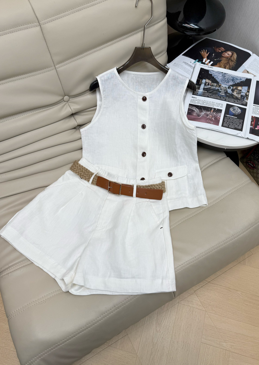 NO:808581,Vest Pants Ss retro Asian sleeveless vest + high waist shorts, made of linen, breathable and comfortable, perfect for summer!  The vest is simple and elegant, with front buttons and symmetrical pockets, full of retro feel. The shorts are loose and slimming, and paired with a woven belt, the layering is up!  The overall style is fresh and natural, and can be easily used for commuting, dating, and daily life. Small girls can also wear it elegantly. SML,,shorts,19860909马甲 裤子Ss复古亚无袖马甲+高腰短裤,亚麻材质,透气又舒适,夏天穿超合适！马甲简约大方,正面纽扣+对称口袋,复古感满满.短裤宽松显瘦,搭配编织腰带,层次感up！整体风格清新自然,通勤、约会、日常都能轻松驾驭,小个子女生也能穿出优雅气质哦SML,,shorts,,Women's clothing