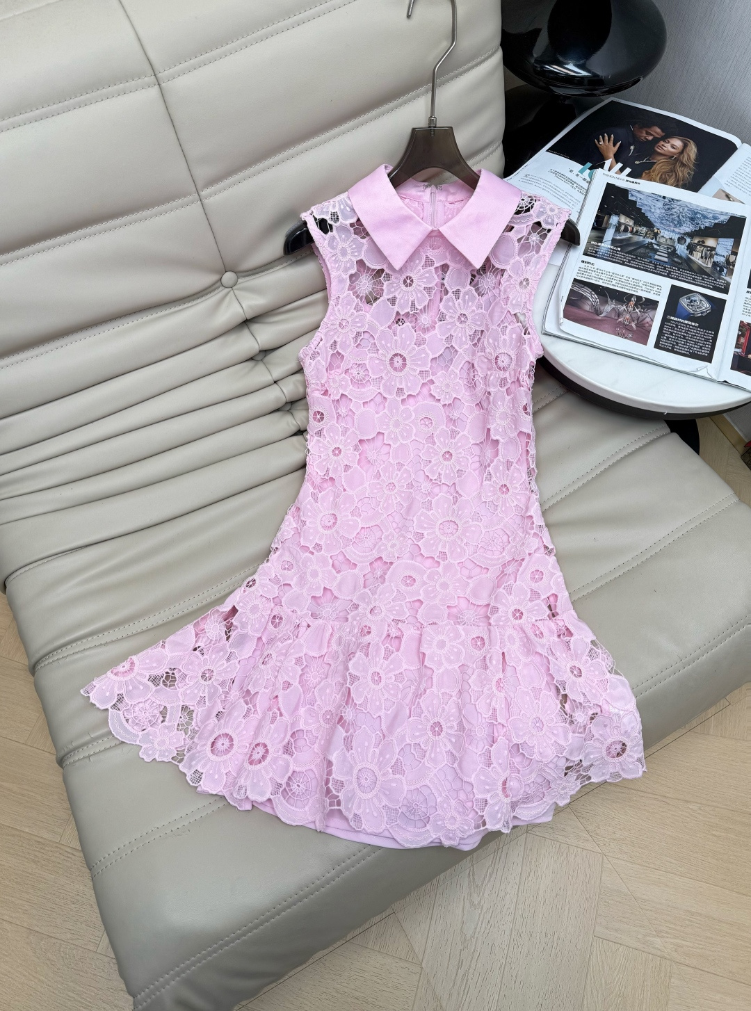 NO:822293,26Ss lace dress with exquisite hollow lace pattern and super texture!  Shirt collar + ruffled skirt, sweet and elegant, perfect for spring and summer~ The skirt is of moderate length, and paired with a small handbag and high heels, it will make you look more elegant. SMLXL, high heels, skirts, shirts,1986090926Ss蕾丝连衣裙 精致镂空蕾丝花纹超有质感！衬衫领+荷叶边裙摆,甜美又优雅,春夏穿超适合～裙长适中,搭配小巧手提包和高跟鞋气质直接拉满SMLXL,,high heels,skirts,shirts,,Women's clothing