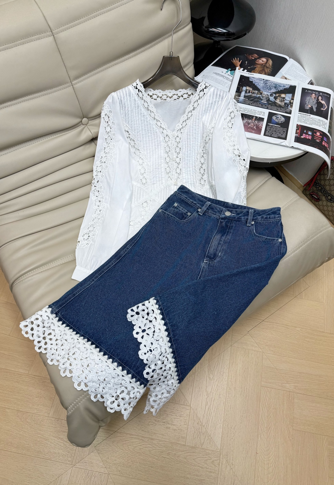 NO:822272,Tops and pants SS spring and summer series white hollow V-neck shirt + denim pants, both retro and modern!  The shirt is made of pure cotton with exquisite hollow embroidery. The V-neck modifies the neck line. The jeans are spliced ​​with white hollow lace. The details are perfect. The hem is irregularly cut. It is smart and playful. It is suitable for daily life or vacation. It has a relaxed and romantic atmosphere. SML,,jeans,shirts,19860909上衣 裤子SS春夏系列白色镂空V领衬衫+牛仔中裤 复古与现代感兼具！衬衫采用纯棉 精致镂空刺绣,V领修饰颈部线条,牛仔裤拼接白色镂空花边,细节满分,下摆不规则剪裁,灵动俏皮,日常或度假都很适合～松弛浪漫氛围感拉满 SML,,jeans,shirts,,Women's clothing