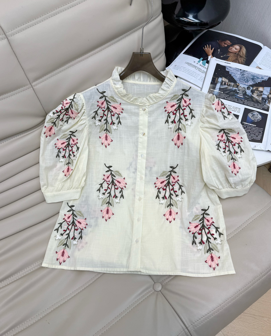 NO:822267,26Ss custom embroidered flower shirt is made of 100% cotton fabric, skin-friendly and breathable. Admiralty flower embroidery is full of details and full of French romantic atmosphere. Puff sleeves + round neck design, loose version that is not flattering on the figure, looks great when worn alone or layered. Paired with jeans or wide-leg pants, it is lazy and elegant and can be switched at will. 34-36-38 2 colors, jeans, shirts,1986090926Ss定制刺绣花朵衬衫采 用全棉面料 亲肤透气 金钟花卉刺绣,细节满满,法式浪漫氛围感拉满 泡泡袖+圆领设计,宽松版型不挑身材,单穿或叠搭都很出彩.搭配牛仔裤或阔腿裤,慵懒优雅随心切换.34-36-38 2色,,jeans,shirts,,Women's clothing