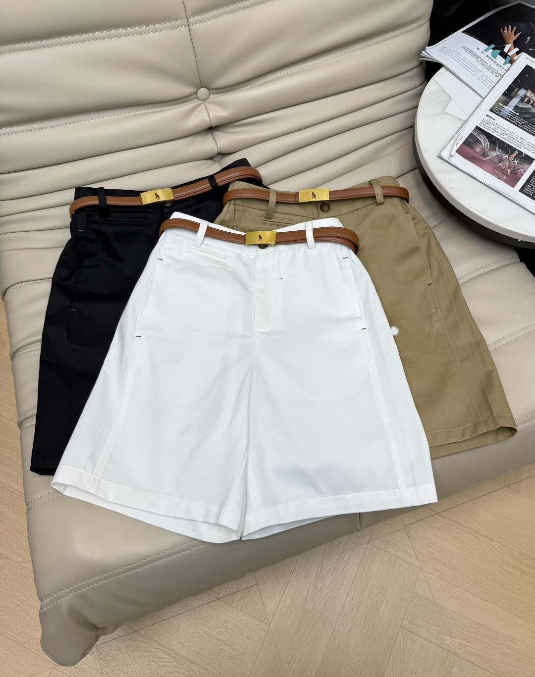 NO:823212,26Ss high-waisted mid-pants are made of cotton fabric and are super comfortable to wear in summer!  The high-waisted A-line version makes your legs look slimmer and flattering. It’s OK for commuting and leisure when paired with a custom-made belt. The five-minute length covers your flesh and is refreshing, and the colors are versatile. It looks great with T-shirts, shirts, and suspenders. It’s easy to get a simple and high-end look!  Three-color SML,,shirts,tees,t-shirt,1986090926Ss高腰中裤采用全棉面料夏天穿超舒服！高腰A字版型 显瘦又修饰腿型,搭配定制腰带通勤休闲都OK 五分长度遮肉又清爽,颜色百搭,随手搭T恤、衬衫、吊带都很出片,轻松get简约高级感！三色SML,,shirts,tees，t-shirt,,Women's clothing