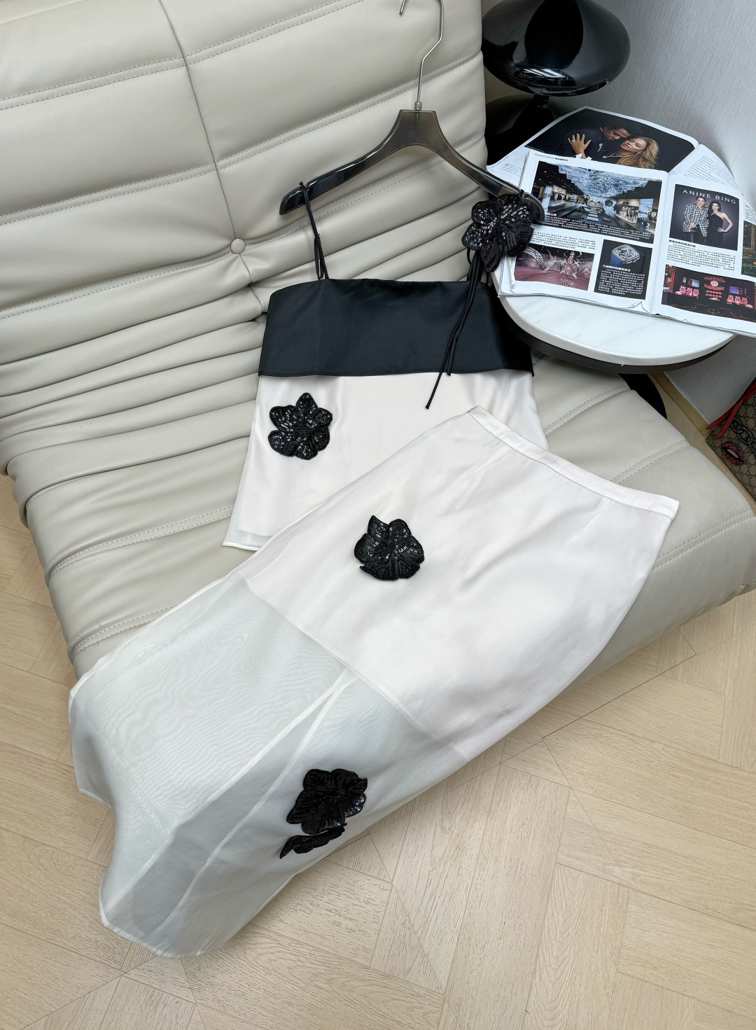 NO:823207,26 spring and summer series three-dimensional flower suspender suit, suspender top + off-white high-waisted skirt, the fabric material is light and breathable, black satin splicing, three-dimensional flower embroidery is super artistic. The same embroidery, full of details, French elegance + modern minimalist style, can be easily managed on vacation, party, and daily life. Paired with high heels or sandals, the atmosphere will be full of SML,,sandals,high heels,skirts,1986090926春夏系列立体花朵吊带套装 吊带上衣+米白高腰半身裙,面料材质轻盈透气,黑色缎面拼接,立体花朵刺绣超有艺术感 身同款刺绣,细节满满,法式优雅+现代简约风,度假、聚会、日常都能轻松驾驭,搭配高跟鞋或凉鞋,氛围感直接拉满 SML,,sandals,high heels,skirts,,Women's clothing