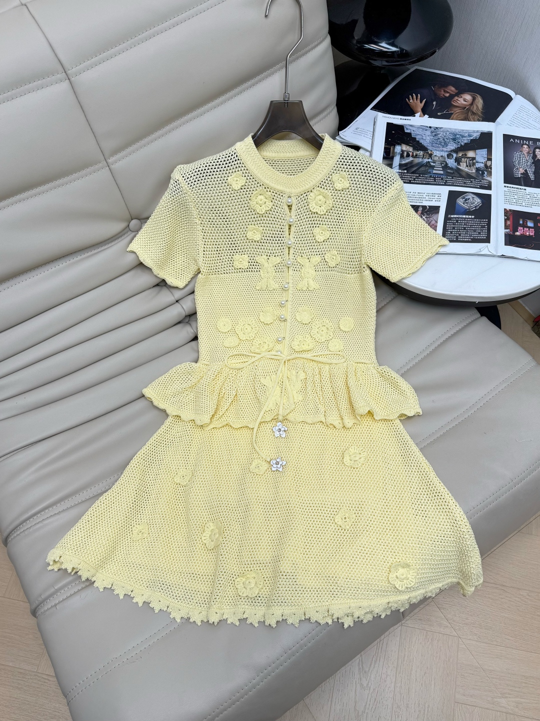 NO:823232,2026 Spring and Summer Creamy Yellow Knitted Dress. Hollow knitting technology + three-dimensional crochet embroidery, pearl button embellishment, super exquisite details. The ruffled waist design modifies the body shape, and the skirt is naturally draped, elegant and smart. The creamy yellow color is white, super gentle to wear in spring and summer, and has both a girlish and high-end feel. SML,,skirts,198609092026春夏奶黄色针织连衣裙 镂空针织工艺+立体钩花刺绣,珍珠纽扣点缀,细节超精致.荷叶边收腰设计修饰身形,裙摆自然垂坠,优雅又灵动.奶黄色显白,春夏穿超温柔 少女感与高级感兼具 SML,,skirts,,Women's clothing