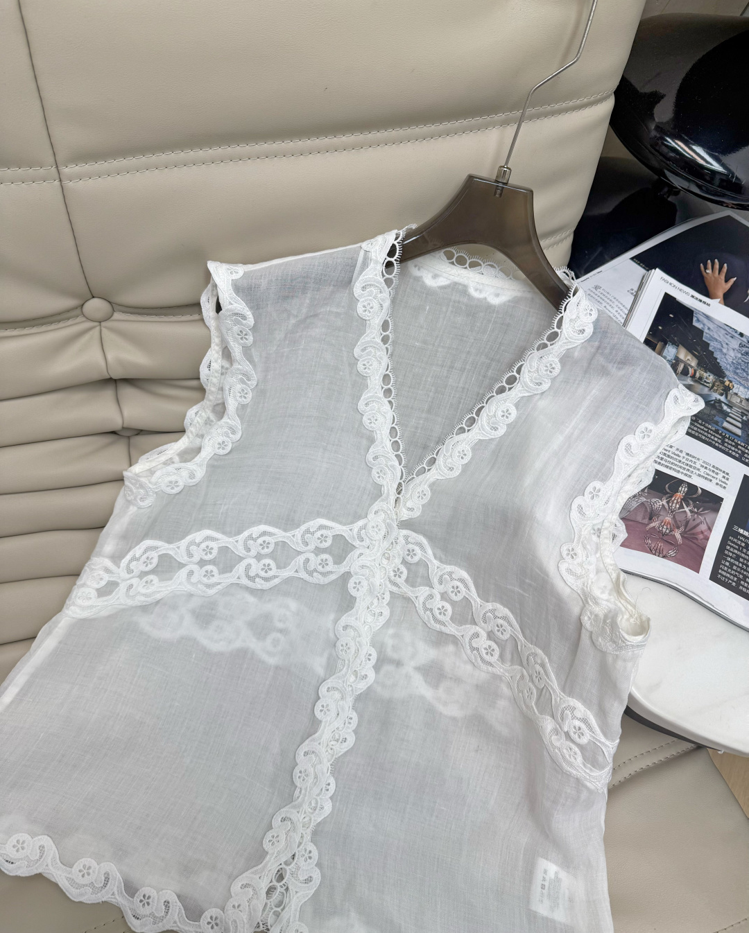 26年🆕无袖上衣轻盈透气，夏天穿超舒服！V领+精致蕾丝花边，法式优雅感满满✨。白色低饱和度，百搭不挑肤色