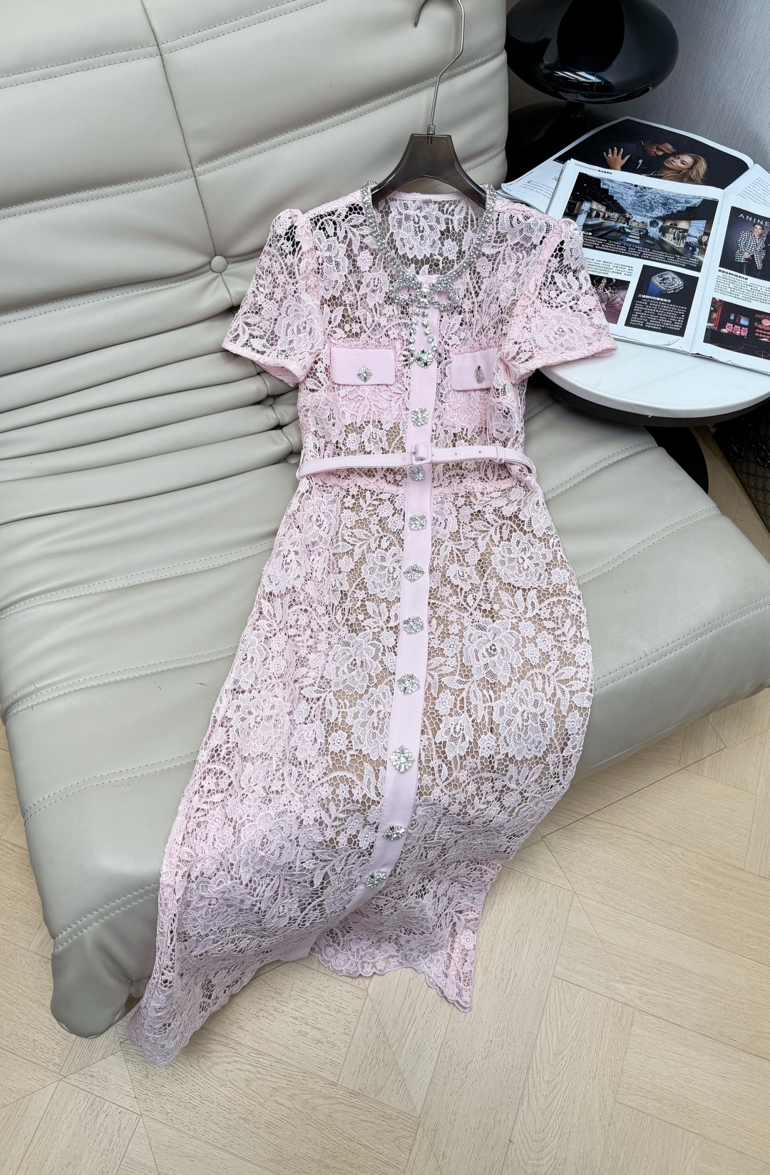 NO:828513,26 summer pink lace dress (two-piece set with suspenders) water-soluble lace + flesh-colored lining, exquisite three-dimensional pattern, single-breasted buttons, rhinestones, and bow embellishments, and a diamond chain at the neckline is super luxurious, full of French romantic atmosphere!  Round neck, short sleeves + slim fit, covering the flesh and making you look slimmer. It can be easily worn on dates, parties, and engagement parties. It is elegant and practical, a lady-style look.SMLXL,,skirts,T-shirt,1986090926夏款粉色蕾丝连衣裙(配吊带两件套)水溶蕾丝+肉色内衬,立体花纹精致 单排扣、水钻、蝴蝶结点缀,领口钻链超奢华,法式浪漫氛围感拉满！圆领短袖+修身剪裁,遮肉显瘦,约会、派对、订婚宴都能轻松驾驭,优雅又实用 名媛风look.SMLXL,,skirts,T-shirt,,Women's clothing