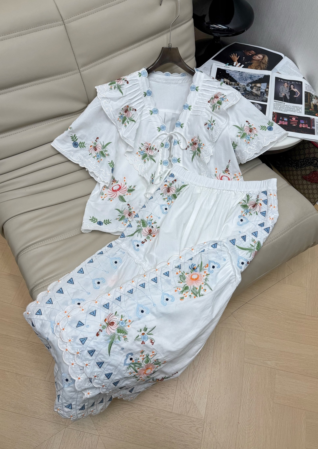NO:828451,Top M pants 2026 spring and summer new suit floral embroidery + V-neck lace-up top wide-leg pants ruffled artistic retro feel!  The low-saturated floral color scheme is full of pastoral style, perfect for spring and summer~ The hollow embroidery and tassel details are exquisite and elegant, comfortable and stylish. Recommended 34-36-38,,19860909上衣M 裤子2026春夏新款套装碎花刺绣+V领系带上衣 阔腿裤 荷叶边文艺复古感满满！低饱和碎花配色,田园风十足,春夏穿超适合～镂空绣花和流苏细节 精致又飘逸 舒适又有设计感推荐 34-36-38,,,Women's clothing