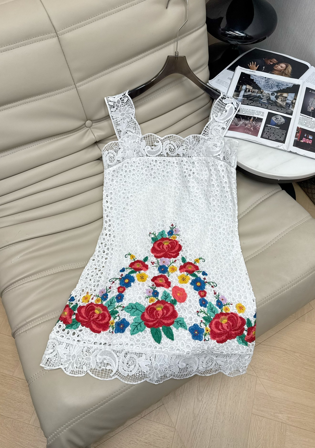 NO:830948,2026 spring and summer series flower lace dress, using hollow lace + heavy embroidery, retro and romantic! 白色蕾丝搭配红蓝黄花朵,清新明媚,吊带设计超适合夏天穿,轻盈透气 复古与现代简约 夏日必备 推荐34-36-38,,skirts,198609092026春夏系列花朵蕾丝连衣裙,采用镂空蕾丝+重工刺绣,复古又浪漫！白色蕾丝搭配红蓝黄花朵,清新明媚,吊带设计超适合夏天穿,轻盈透气 复古与现代简约 夏日必备 推荐34-36-38,,skirts,,Women's clothing