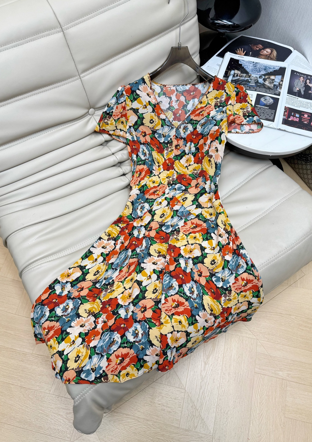 NO:831005,26Ss dress, iconic oil painting print, red, yellow and blue contrasting flowers are super eye-catching!  Small V-neck + short-sleeved design, slim A-line version, retro and figure-flattering, super atmospheric in summer ~ The fabric is light and breathable, comfortable to wear, suitable for vacations, picnics, and daily outings. French romantic style~34-36-38,,skirts,T-shirt,1986090926Ss连衣裙,标志性油画印花,红黄蓝撞色花朵超吸睛！小V领+短袖设计,修身A字版型,复古又显身材,夏天穿超有氛围感～面料轻薄透气,穿着舒适,度假、野餐、日常出街都很适合 法式浪漫风~34-36-38,,skirts,T-shirt,,Women's clothing