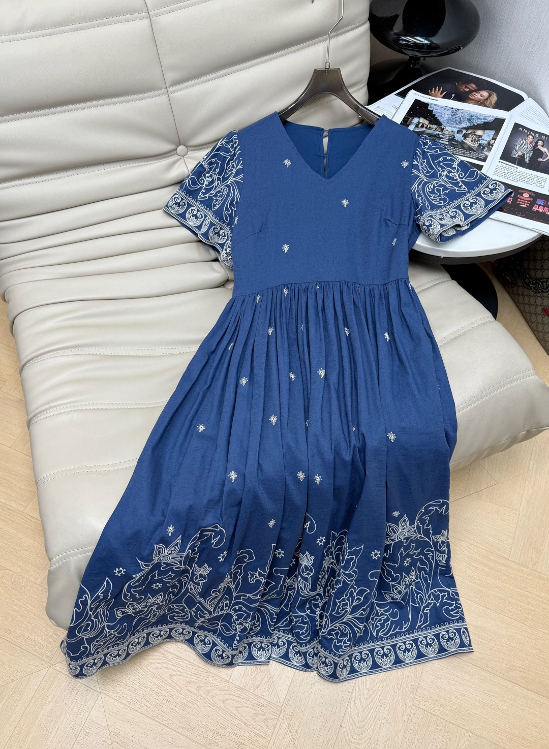 NO:830936,26Ss embroidered dress has a retro style design, the skirt and cuffs have exquisite white embroidery, full of details V-neck + loose fit, super comfortable to wear in summer. The embroidery process is exquisite, the cuffs and skirt patterns echo, the overall elegant and layered ~ Recommend two colors 34-36-38,,skirts,1986090926Ss刺绣连衣裙 复古风设计,裙身和袖口有精致白色刺绣,细节满满V领+宽松版型,夏天穿超舒适 刺绣工艺细腻,袖口和裙摆图案呼应,整体优雅又有层次感～ 推荐两色34-36-38,,skirts,,Women's clothing