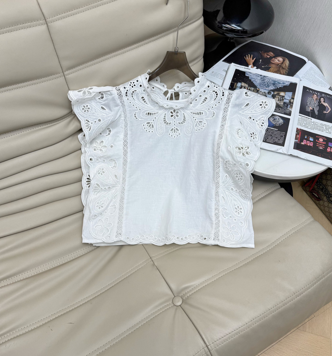 NO:832453,The 26-year-old floral hollow embroidery + flying sleeve design is full of French elegance. The neckline is slightly transparent and slightly visible. Paired with casual pants of the same color, you can easily get a relaxing summer atmosphere ~ It can be worn for daily commuting and vacation. It has both design and practicality. It is a must-have for sophisticated girls!  34-36-38,,1986090926年花卉镂空刺绣+飞飞袖设计,法式优雅感满满.领口微透,若隐若现,搭配同色休闲裤,轻松get夏日松弛氛围～日常通勤、度假都能穿,设计感与实用性兼具,精致女孩必入！34-36-38,,,Women's clothing