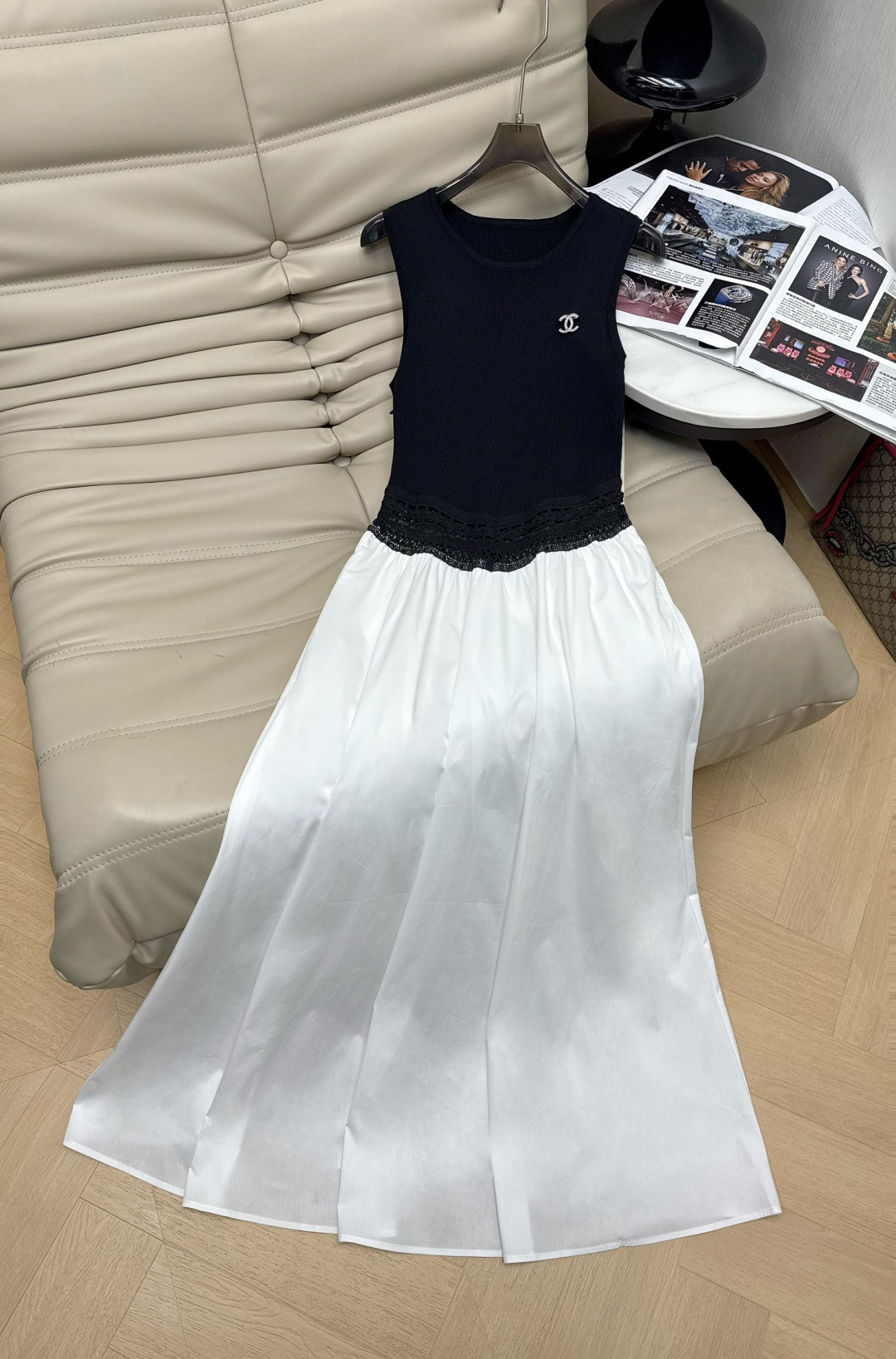 NO:833335,26Ss black and white splicing sleeveless dress, black knitted bodice + pure cotton white large skirt, simple, elegant and high-end. Wear a delicate brooch, the black part is soft and fit, the white skirt is light and elegant, the lace splicing at the waist is super layered, slimming and flattering. The sleeveless design is super refreshing for summer wear, the black and white color combination is classic and versatile. It has both temperament and comfort. It is a must-have and practical item in the wardrobe!  SML,,skirts,brooch,breastpin,1986090926Ss黑白拼接无袖连衣裙 黑色针织上身+纯棉白色大裙摆,简约优雅又高级.佩戴精致胸针 黑色部分柔软贴合,白色裙摆轻盈飘逸,腰间蕾丝拼接超有层次感,显瘦又修饰身形.无袖设计夏天穿超清爽,黑白配色经典百搭 气质与舒适兼备,是衣橱必备实用单品！ SML,,skirts,brooch，breastpin,,Women's clothing