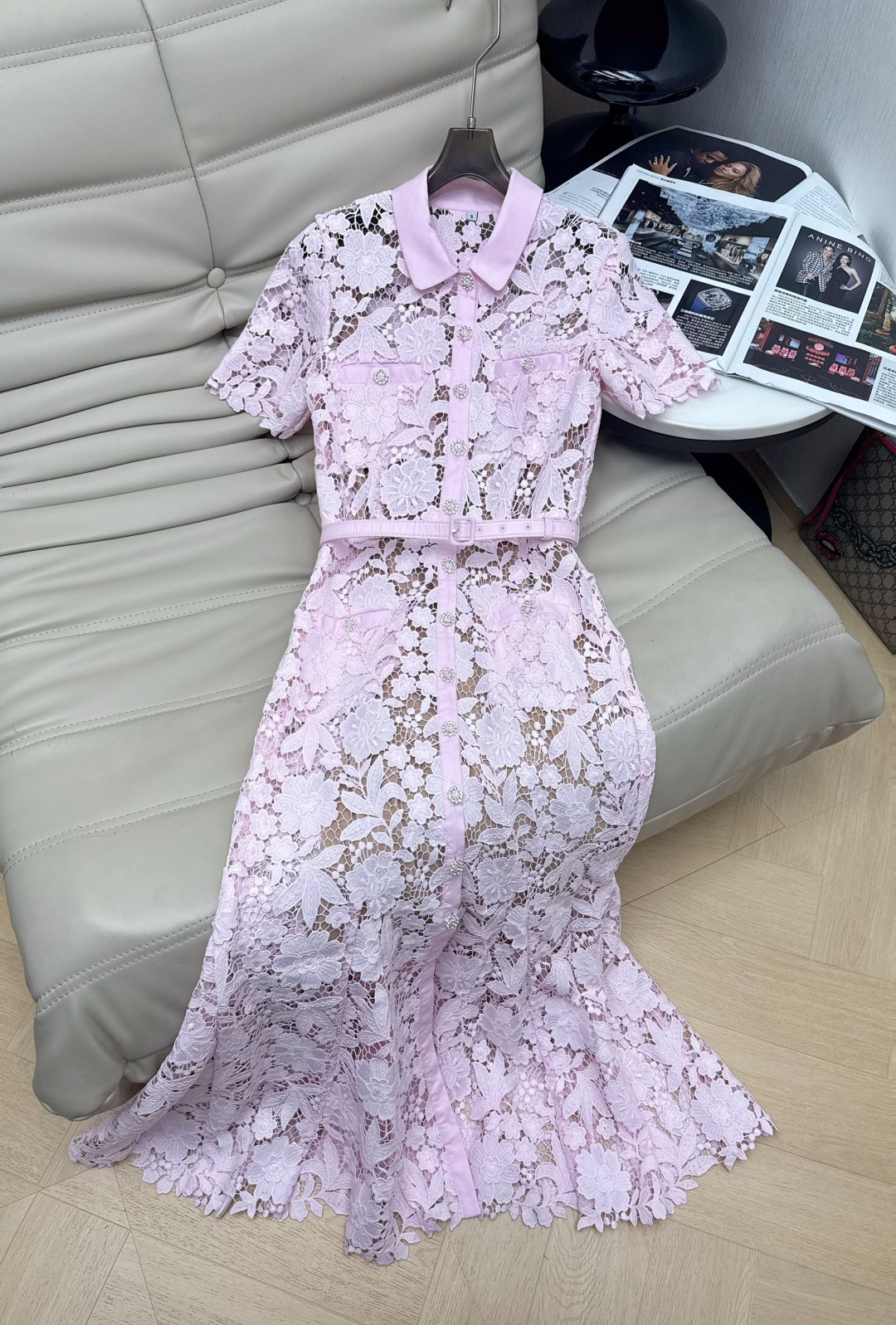 NO:833319,26Ss's exquisite white lace fishtail dress adopts a classic lapel + short sleeve cut, with a high waist design. The skirt gradually unfolds from the waist downward to form an elegant fishtail silhouette. The lace fabric is mainly three-dimensional floral patterns, transparent and light, with a romantic atmosphere. It is gentle and intellectual. It can become a focus item for dates, parties or important occasions. Two-color SMLXL, skirts, T-shirt,1986090926Ss精致的白色蕾丝鱼尾连衣裙采用经典翻领+短袖剪裁,搭配高腰收腰设计,裙身从腰部向下逐渐展开,形成优雅的鱼尾廓形.蕾丝面料以立体花卉图案为主,通透轻盈,自带浪漫氛围感 温柔又知性 约会、派对还是重要场合,它都能成为焦点单品.两色SMLXL,,skirts,T-shirt,,Women's clothing