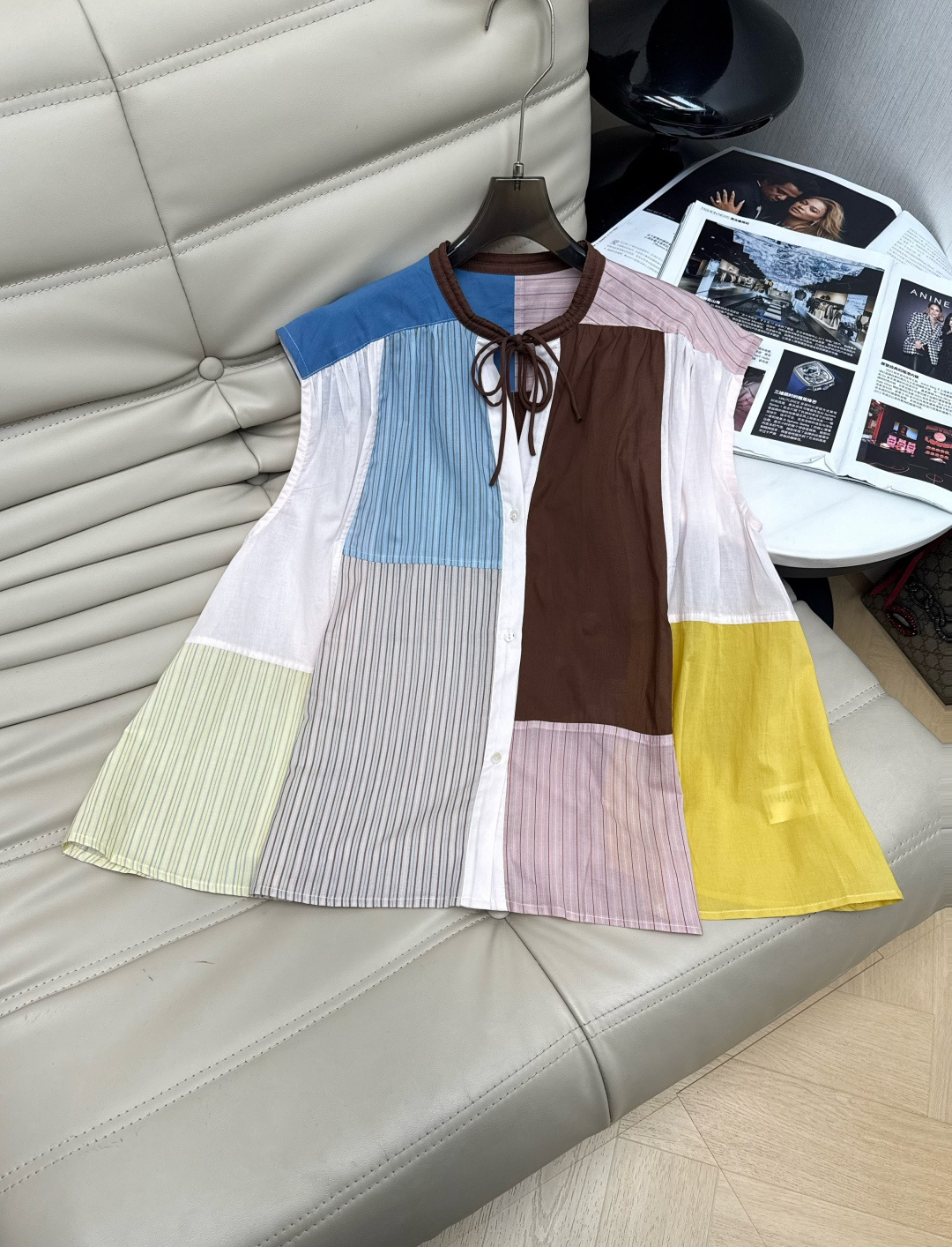 NO:834556,Ss niche brand spring and summer color matching shirt, made of light and pure cotton, comfortable and breathable to wear. Multi-color splicing + vertical stripes, full of layers, visually slimming. The neckline design is casual and elegant, and can easily switch between French styles. Inspired by art, music and travel, urban casualness and bohemian elegance are integrated. It can be easily controlled in daily life or on vacation, and it can be more elegant when paired with simple bottoms. SML,, shirts,19860909Ss小众品牌春夏拼色衬衫,轻薄纯棉材质,穿着舒适透气.多色拼接+竖条纹,层次感满满,视觉显瘦.领口系带设计,随性优雅,法式风格轻松切换.灵感源自艺术、音乐和旅行,都市随性与波西米亚优雅融合 日常或度假都能轻松驾驭,搭配简约下装更显气质.SML,,shirts,,Women's clothing