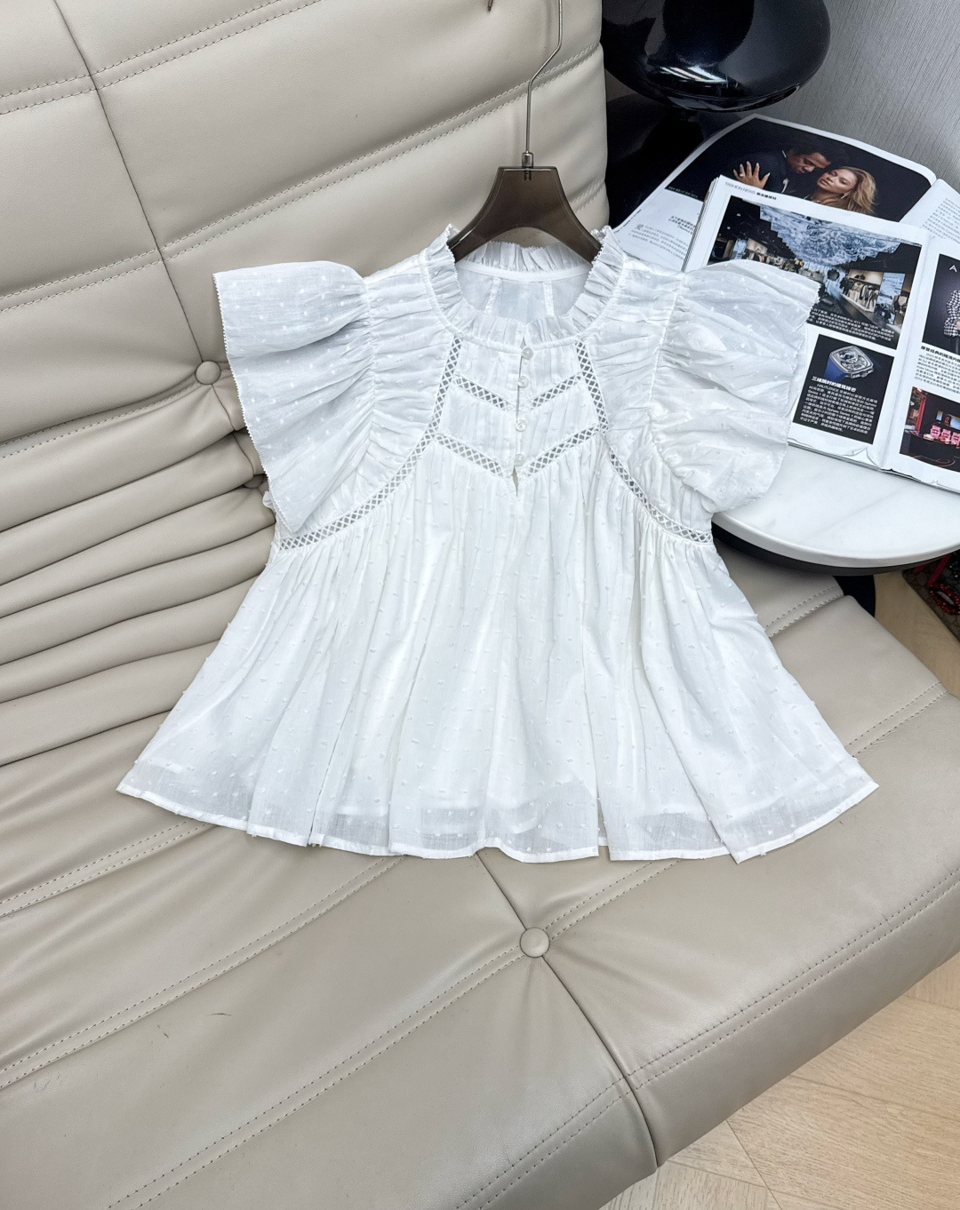 NO:835312,26-year-old Xiao Fei Sleeve white shirt with French design. The cotton fabric is light and breathable. It is super comfortable to wear in summer!  Feifei sleeves + fungus hem + hollow embroidery, full of details, artistic and sweet. The short version, worn with high-waisted shorts or skirts, is full of freshness ~ It is great for daily life, vacations and photos. The design is niche and not easy to clash with. It is suitable for sisters who like unique styles. Monochrome 34-36-38, skirts, shorts, shirts,1986090926年小飞袖白色衬衫法式设计棉质面料轻薄透气,夏天穿超舒服！飞飞袖+木耳边+镂空刺绣,细节满满,文艺又甜美.短款版型,搭高腰短裤或半裙,清新感拉满～日常、度假、拍照都很出片,设计感小众,不易撞款,适合喜欢独特风格的姐妹们.单色34-36-38,,skirts,shorts,shirts,,Women's clothing