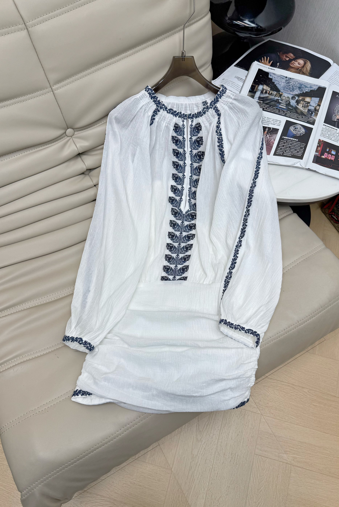 NO:835318,26PS new heavy embroidery dress is breathable and comfortable, perfect for summer!  Bohemian style design, embroidered details are very atmospheric, lantern sleeves + waist cut, flatter the body shape and very relaxed. The design adds French elegance, can be easily used for commuting, vacation, and taking photos. Pair it with a straw bag or Western boots, full of holiday style!  2 colors 34-36-38,,boots,espadrilles,skirts,1986090926PS新款重工刺绣连衣裙透气舒适,夏天穿超合适！波西米亚风设计,刺绣细节超有氛围感,灯笼袖+收腰剪裁,修饰身形又很松弛.设计增添法式优雅,通勤、度假、拍照都能轻松驾驭,搭配草编包或西部靴,度假风满满！2色34-36-38,,boots,espadrilles,skirts,,Women's clothing