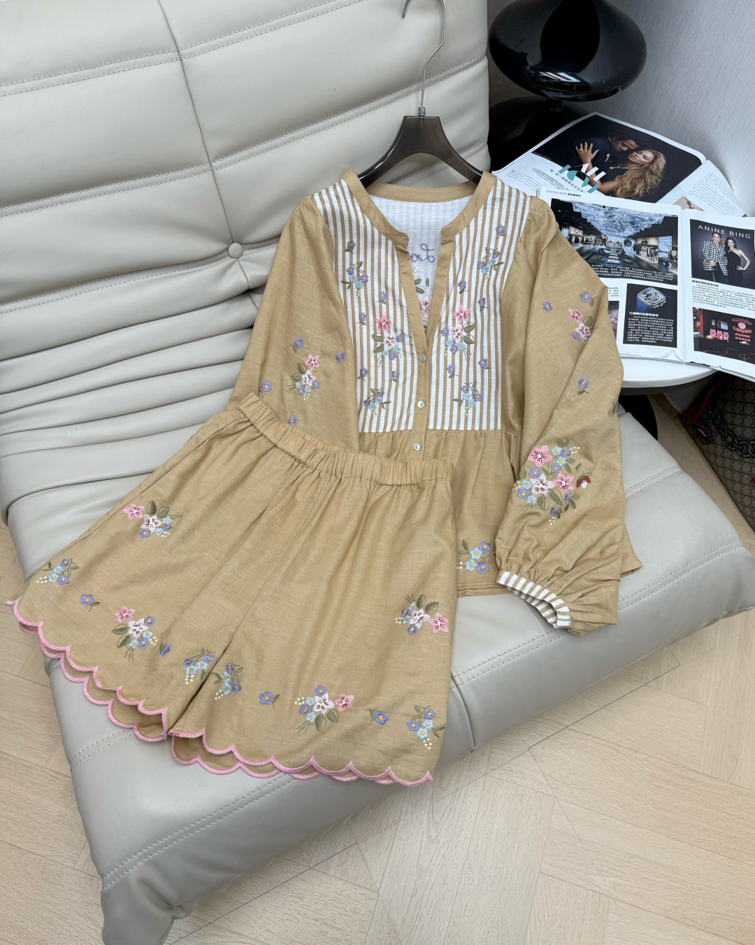 NO:835921,Tops and pants 2026Ss niche spring and summer series embroidery suit, khaki pure cotton and linen pants, light and breathable, perfect for spring and summer!  The top has loose lantern sleeves + striped splicing, and the colorful flower embroidery has a Nordic retro feel. The shorts are designed with wavy edges and perfect details. The overall look is lazy and refined, unique and textured. Recommend SML, shorts,19860909上衣 裤子2026Ss小众春夏系列刺绣套装,卡其色纯棉麻棉裤 轻盈透气超适合春夏！上衣宽松灯笼袖+条纹拼接,彩色花卉刺绣超有北欧复古感.短裤波浪边设计,细节满分,整体慵懒又精致 独特又有质感 推荐SML,,shorts,,Women's clothing