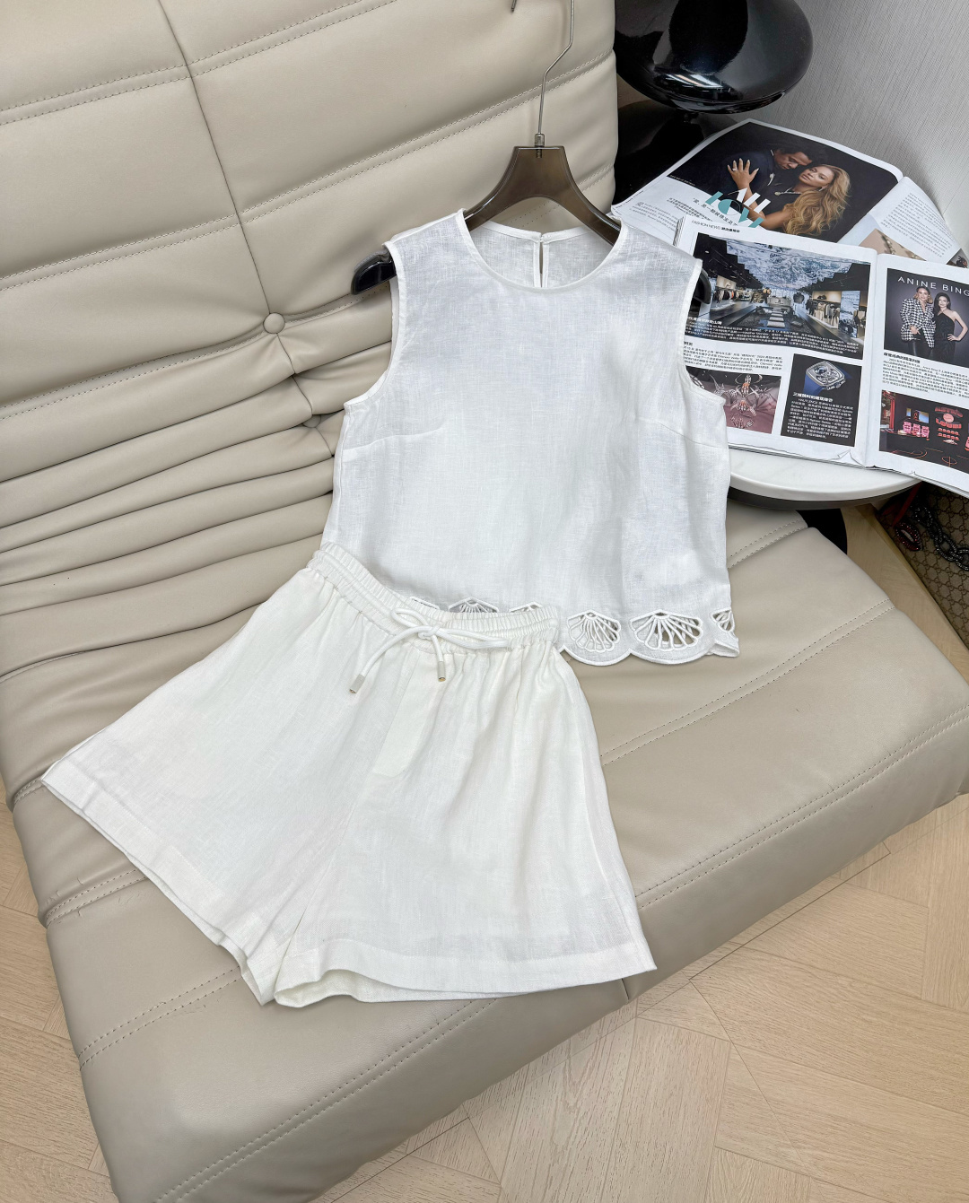 NO:835912,Tops and pants 2026Ss sleeveless tops and elastic waist shorts are made of high-density linen, breathable and comfortable. The hollow lace design on the hem of the top is exquisite and three-dimensional, full of literary and artistic feeling. The elastic waist of the pants is tolerant and not picky about who looks better in it ~ the fresh and elegant temperament reduces age. Recommend two-color SML,, shorts,19860909上衣 裤子 2026Ss无袖上衣松紧腰短裤 采用高密亚麻 透气又舒适 上衣下摆镂空花边设计,精致立体,文艺感满满 裤子松紧腰版型包容性强不挑人谁穿谁好看～清新优雅气质减龄.推荐两色SML,,shorts,,Women's clothing