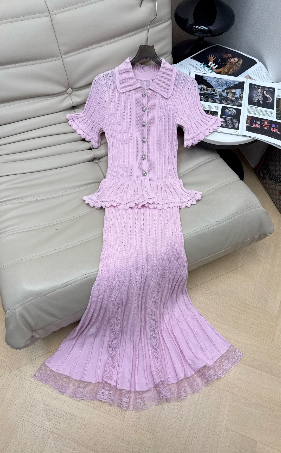 NO:835918,2026 spring and summer pink knitted fake two-piece dress, low saturation cherry blossom pink is super gentle!  The upper body has lapels + ruffles + metal buttons, and the vertical pit strip knitting makes it slim and refined. The fishtail skirt + side lace splicing brings a sense of smartness when walking~ It is great for commuting, dating, and taking photos in spring. It is elegant and sweet, and can easily create a 'refined sister' style SML,,skirts,198609092026春夏粉色针织假两件连衣裙 低饱和樱花粉超温柔！上半身翻领+荷叶边+金属纽扣,竖坑条针织显瘦又精致 鱼尾裙摆+侧边蕾丝拼接,走路自带灵动氛围感～通勤、约会、春日拍照都很出片,优雅甜美兼具,轻松打造“精致姐姐”风 SML,,skirts,,Women's clothing