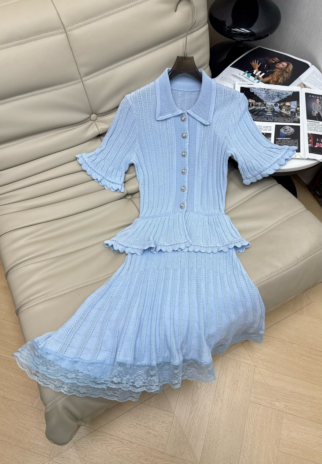 NO:835916,2026 spring and summer new blue knitted dress. The mist blue color is super gentle. The imported knitted fabric is soft and skin-friendly, comfortable to wear and has a drapey feel. The lapel + pearl button + ruffle design is full of details. The lace stitching on the skirt is super layered, modifies the waist and abdomen lines, and is friendly to the pear-shaped figure!  It can be easily used for daily commuting, afternoon tea, and parties. It has both quality and design. SML,,skirts,198609092026春夏新款蓝色针织连衣裙 薄雾蓝配色超温柔,进口针织面料柔软亲肤,穿着舒适又有垂坠感.翻领+珍珠纽扣+荷叶边设计,细节满满,裙摆蕾丝拼接超有层次感,修饰腰腹线条,梨形身材友好！日常通勤、下午茶、聚会都能轻松驾驭 品质与设计感兼具SML,,skirts,,Women's clothing