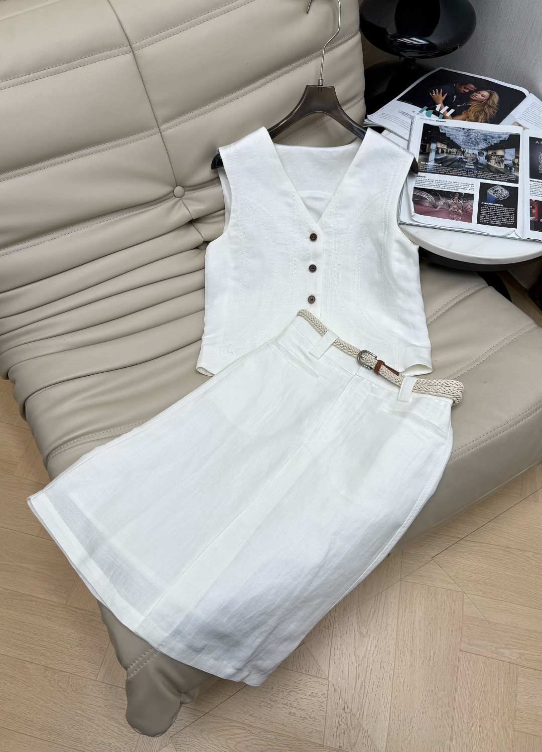 NO:835924,Top, skirt, 2026Ss old money style linen vest suit, sleeveless V-neck vest + high waist midi skirt, breathable linen fabric, perfect for summer!  The single-breasted design of the vest is full of details. The skirt is equipped with a woven belt to modify the waistline, making the overall body relaxed and elegant. It can be easily worn on vacation and in daily life. Pair it with sandals or white shoes to achieve a refreshing temperament~,,sandals,skirts,19860909上衣 半裙2026Ss老钱风亚麻马甲套装 无袖V领马甲+高腰中裙 亚麻透气面料 夏天穿超合适！马甲单排扣设计,细节感满满,半裙配编织腰带 修饰腰线,整体松弛优雅.度假、日常都能轻松驾驭,搭配凉鞋或小白鞋,清爽气质拿捏住啦～,,sandals,skirts,,Women's clothing